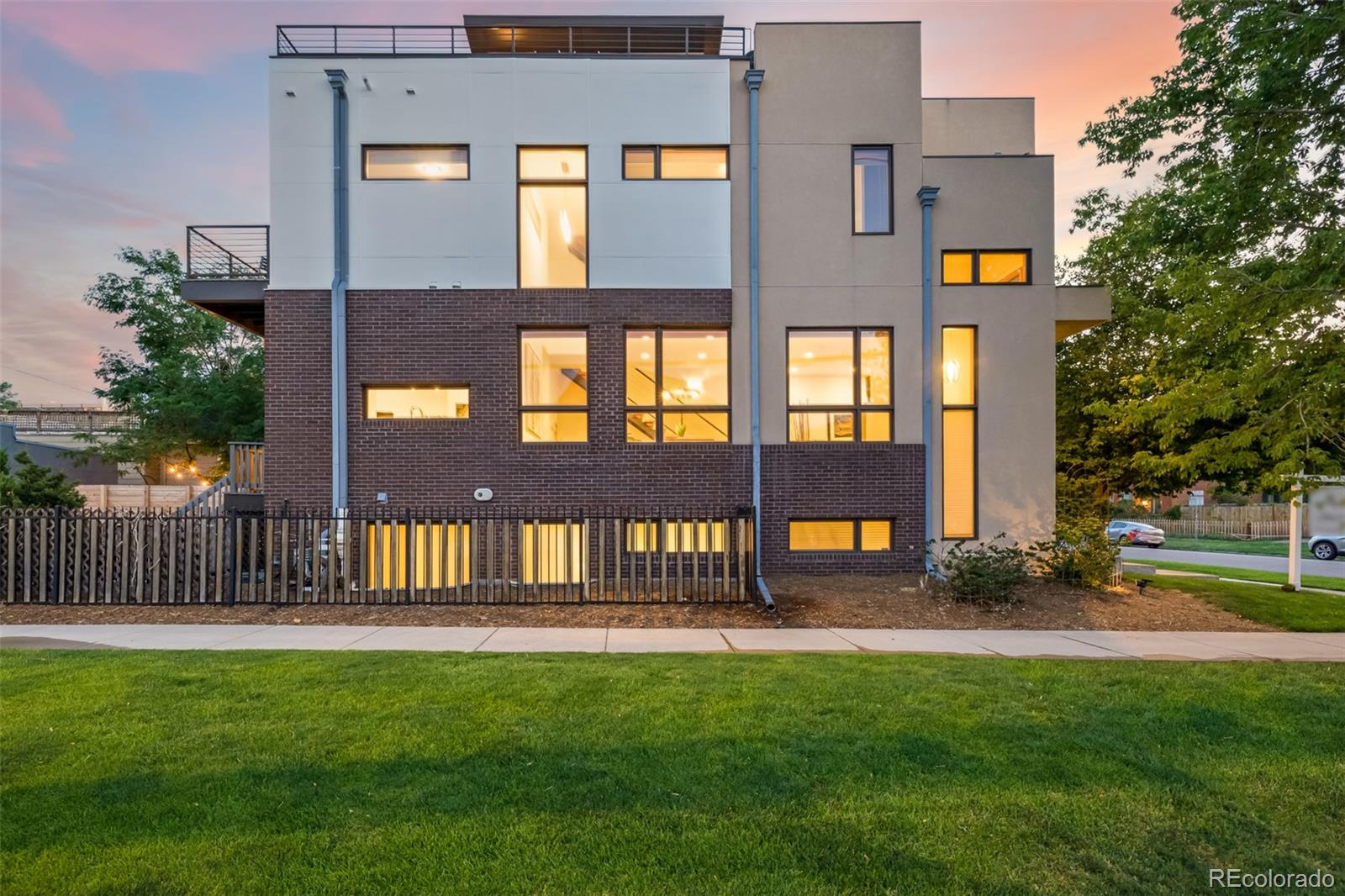 2462  tremont place, denver sold home. Closed on 2024-05-22 for $1,050,000.