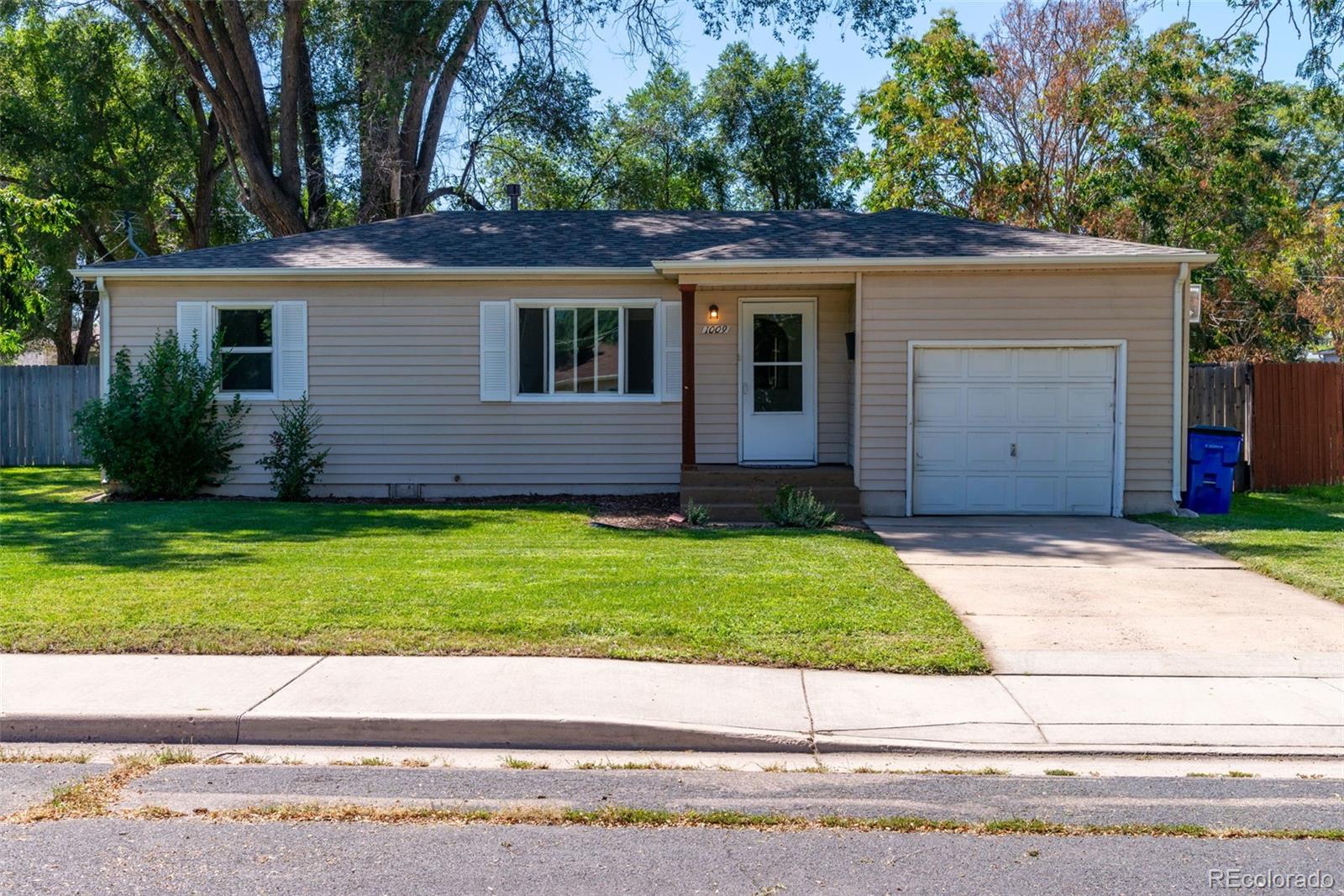 1009  33rd Avenue, greeley MLS: 5002079 Beds: 2 Baths: 1 Price: $305,000