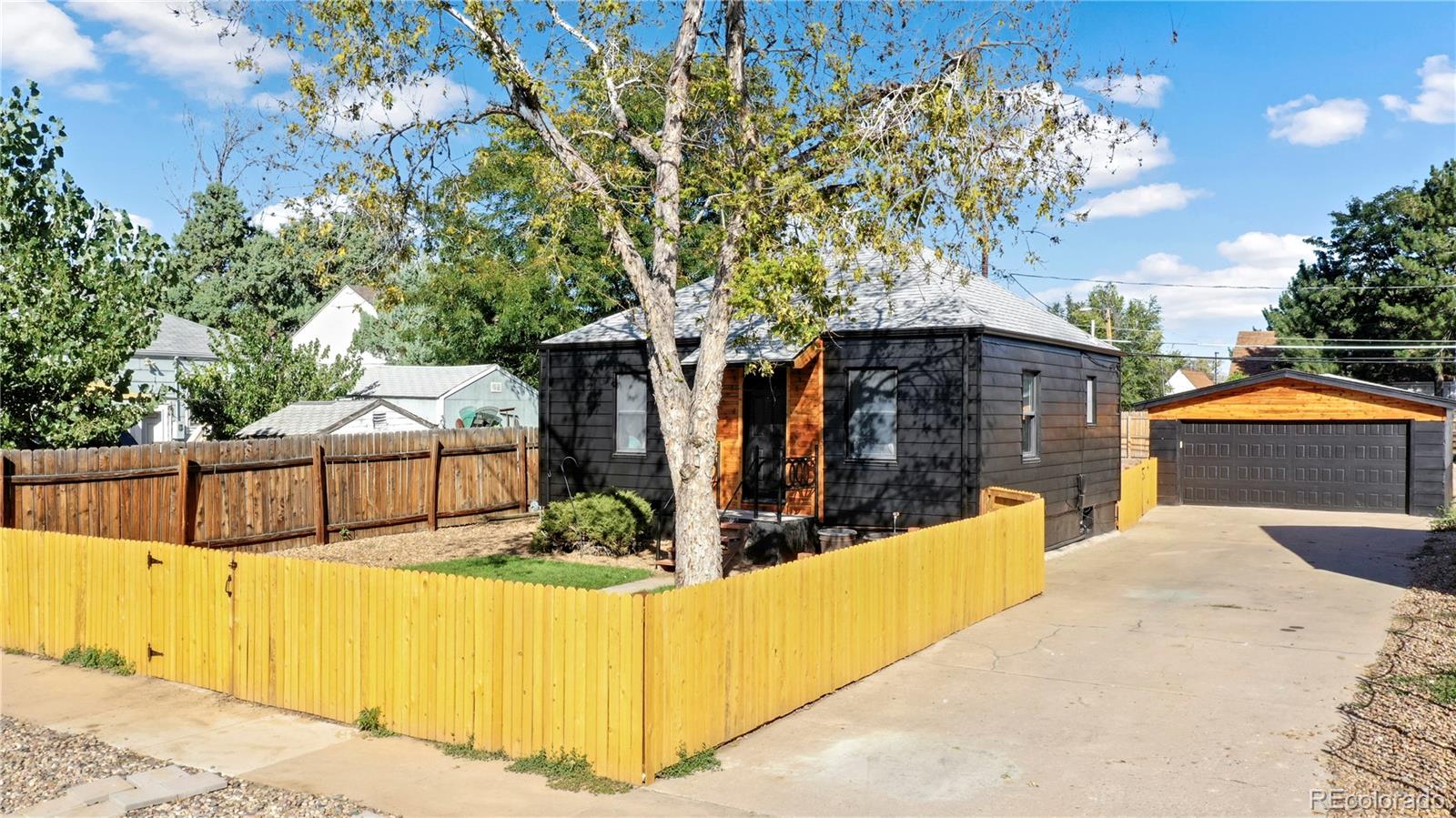 1960  paris street, Aurora sold home. Closed on 2023-12-18 for $438,000.