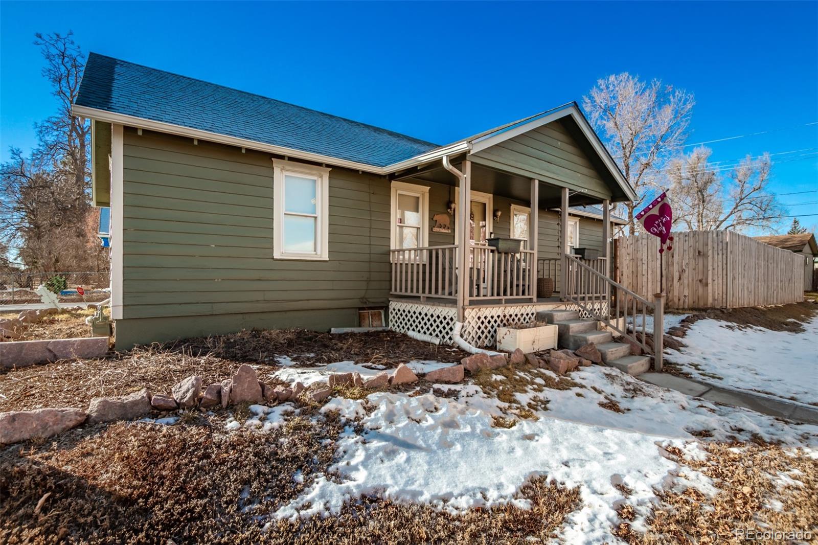 1275  valentia street, Denver sold home. Closed on 2024-04-16 for $410,000.
