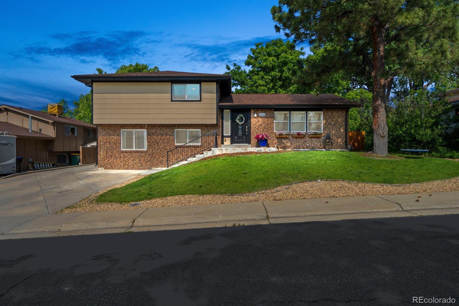 8445  yarrow street, arvada sold home. Closed on 2024-03-22 for $705,000.