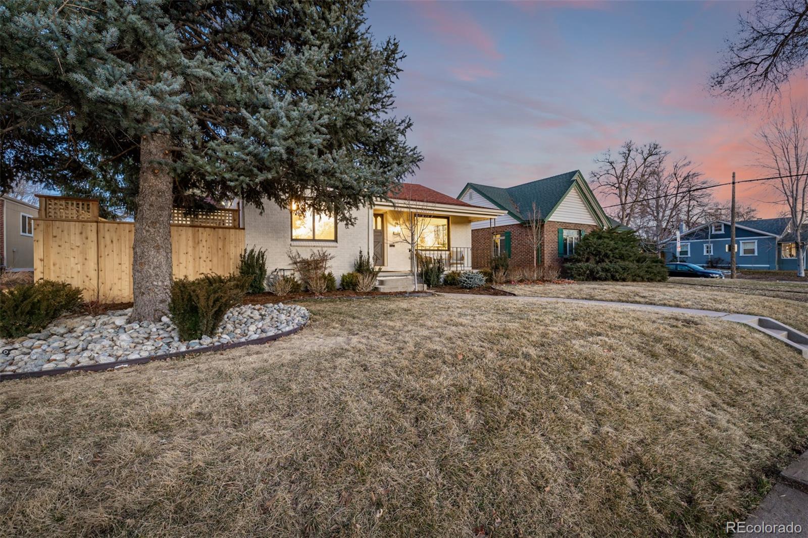 1690 s downing street, Denver sold home. Closed on 2024-03-22 for $1,070,065.