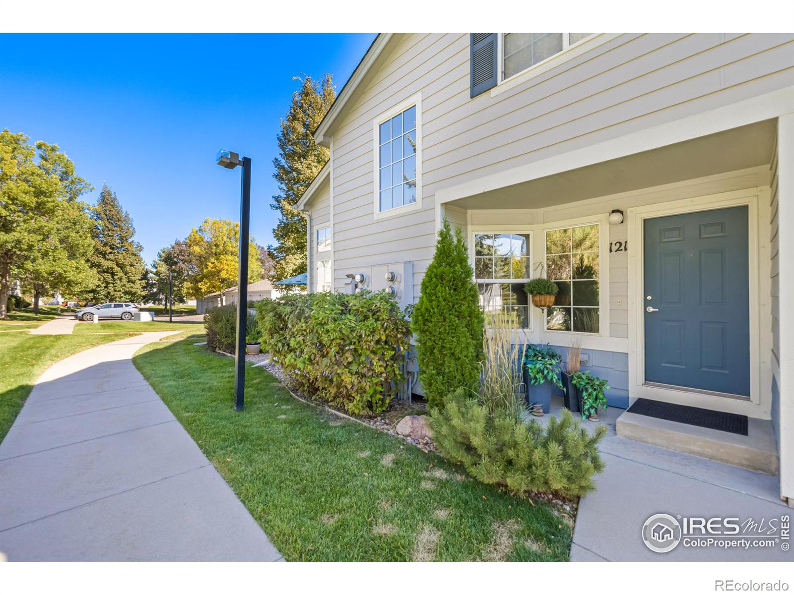 1419  RED MOUNTAIN Drive, longmont MLS: 4567891003861 Beds: 3 Baths: 3 Price: $450,000