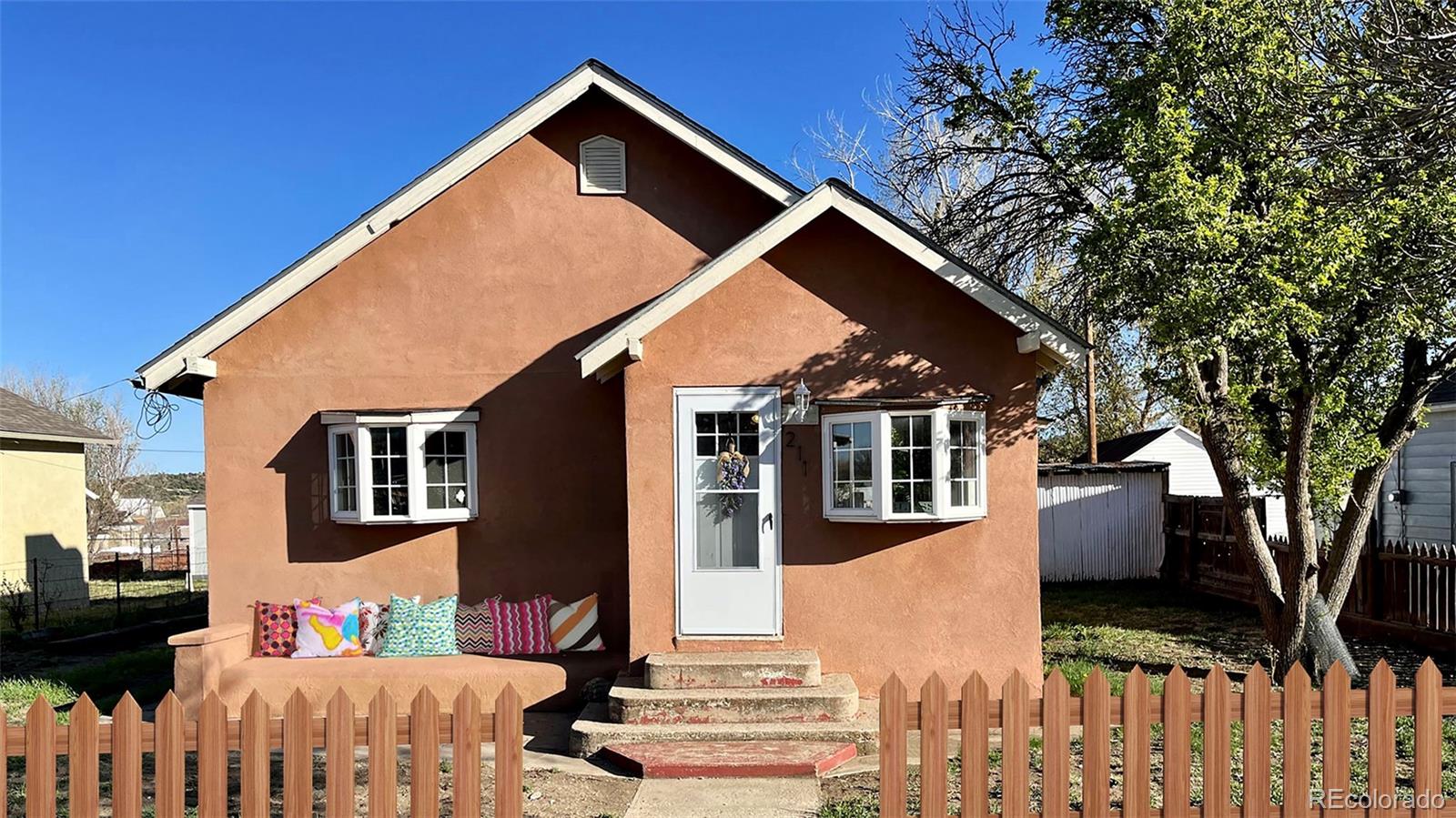 211 w 3rd street, Walsenburg sold home. Closed on 2025-04-14 for $155,000.