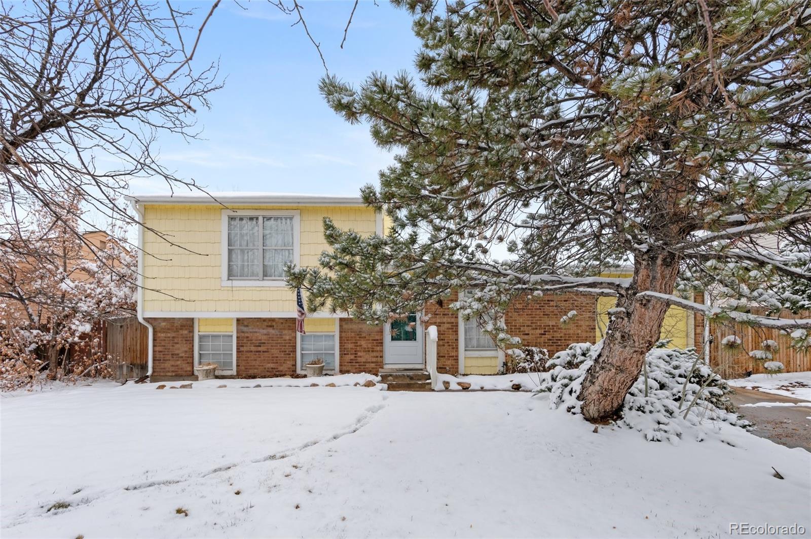 5115  Deephaven Court, denver MLS: 2252620 Beds: 3 Baths: 2 Price: $419,000