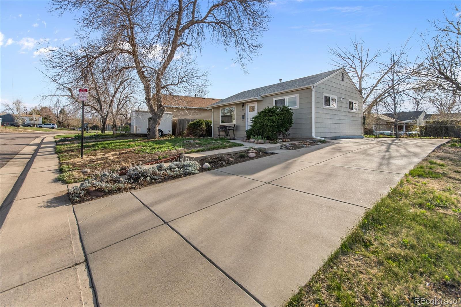 1559 S Quieto Court, denver MLS: 3456867 Beds: 2 Baths: 1 Price: $405,000