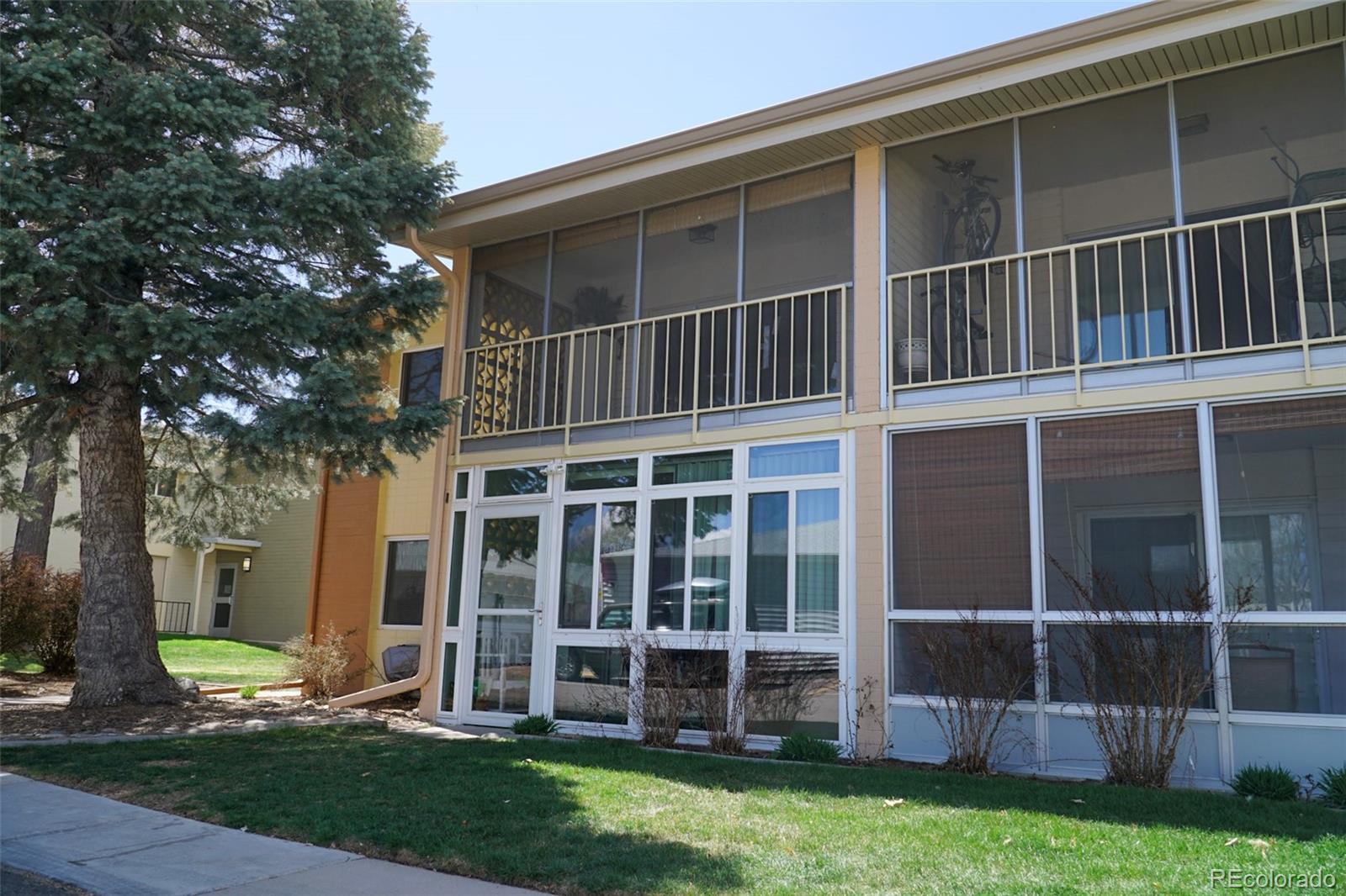 715 S Clinton Street 2B, Denver  MLS: 3288568 Beds: 2 Baths: 1 Price: $199,900