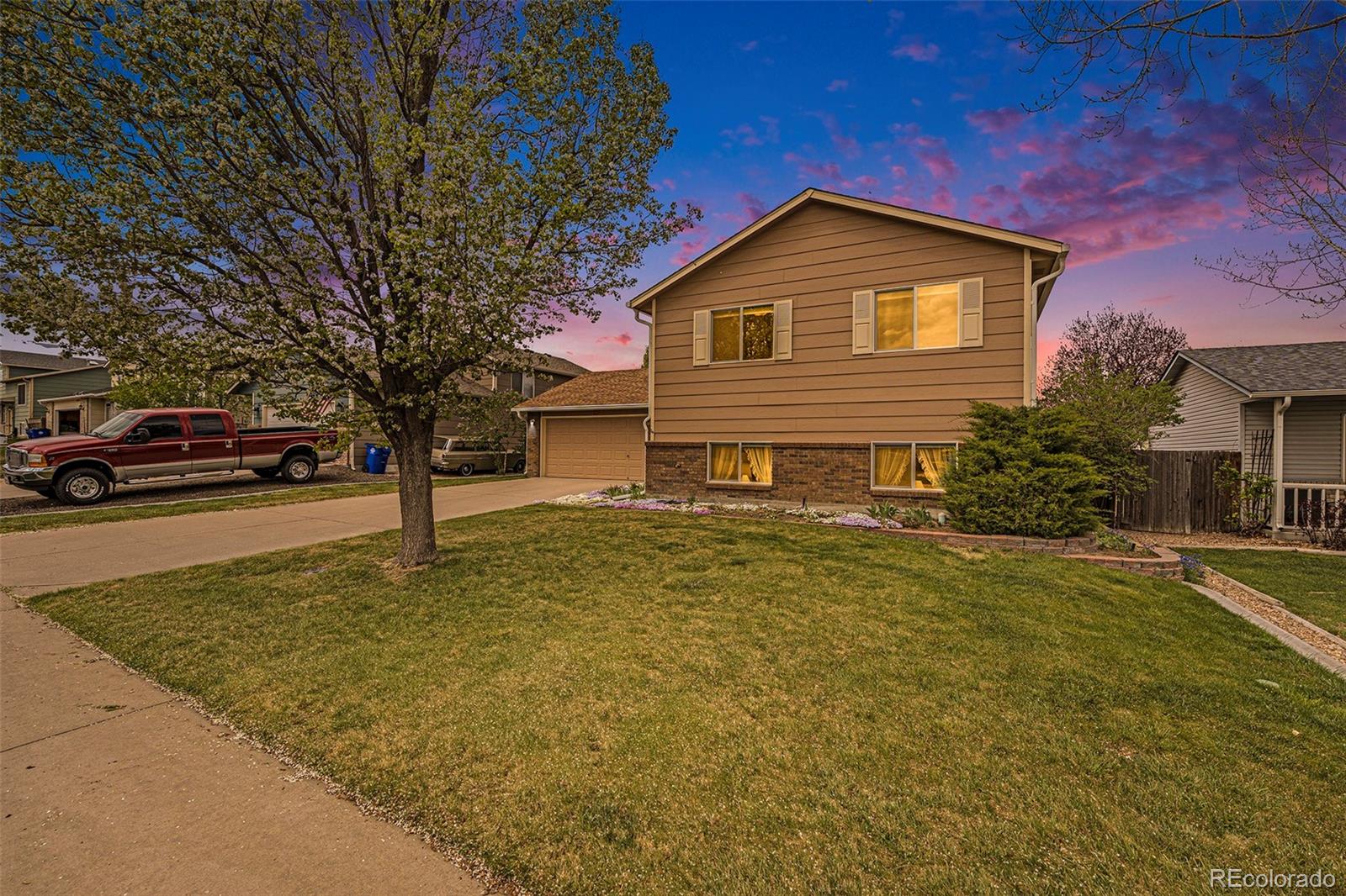 127  50th Avenue, greeley MLS: 2303618 Beds: 3 Baths: 2 Price: $395,000