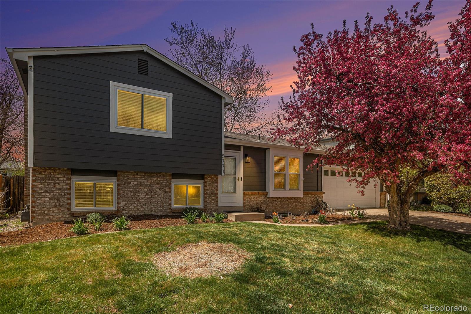 5771 S Queen Street, littleton MLS: 5910602 Beds: 3 Baths: 2 Price: $585,000