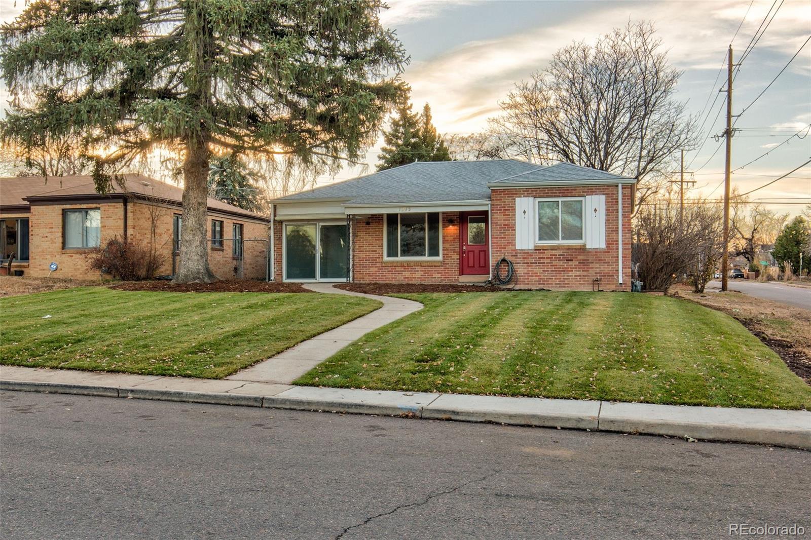 1375  roslyn street, Denver sold home. Closed on 2024-08-20 for $437,500.