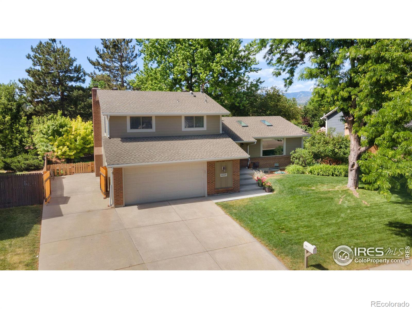 8220 W Hoover Place, littleton MLS: 4567891012151 Beds: 3 Baths: 3 Price: $679,900