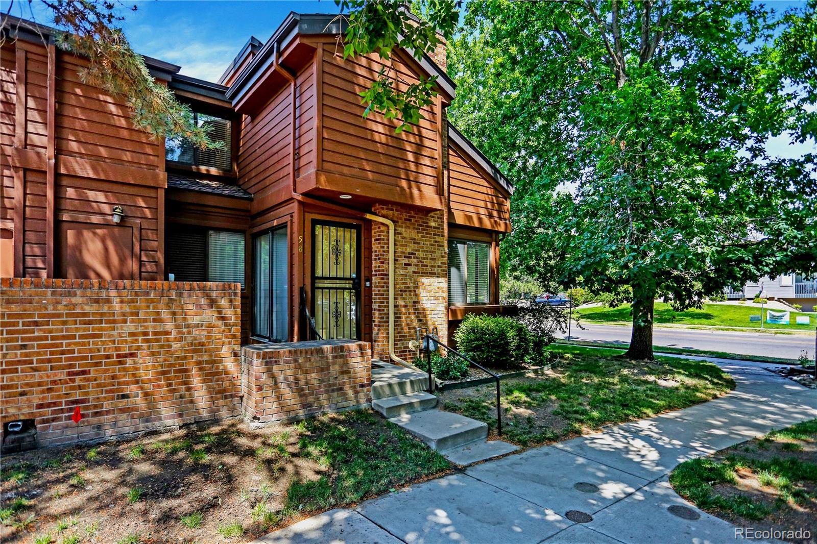 2685 s dayton way, Denver sold home. Closed on 2024-10-02 for $320,000.