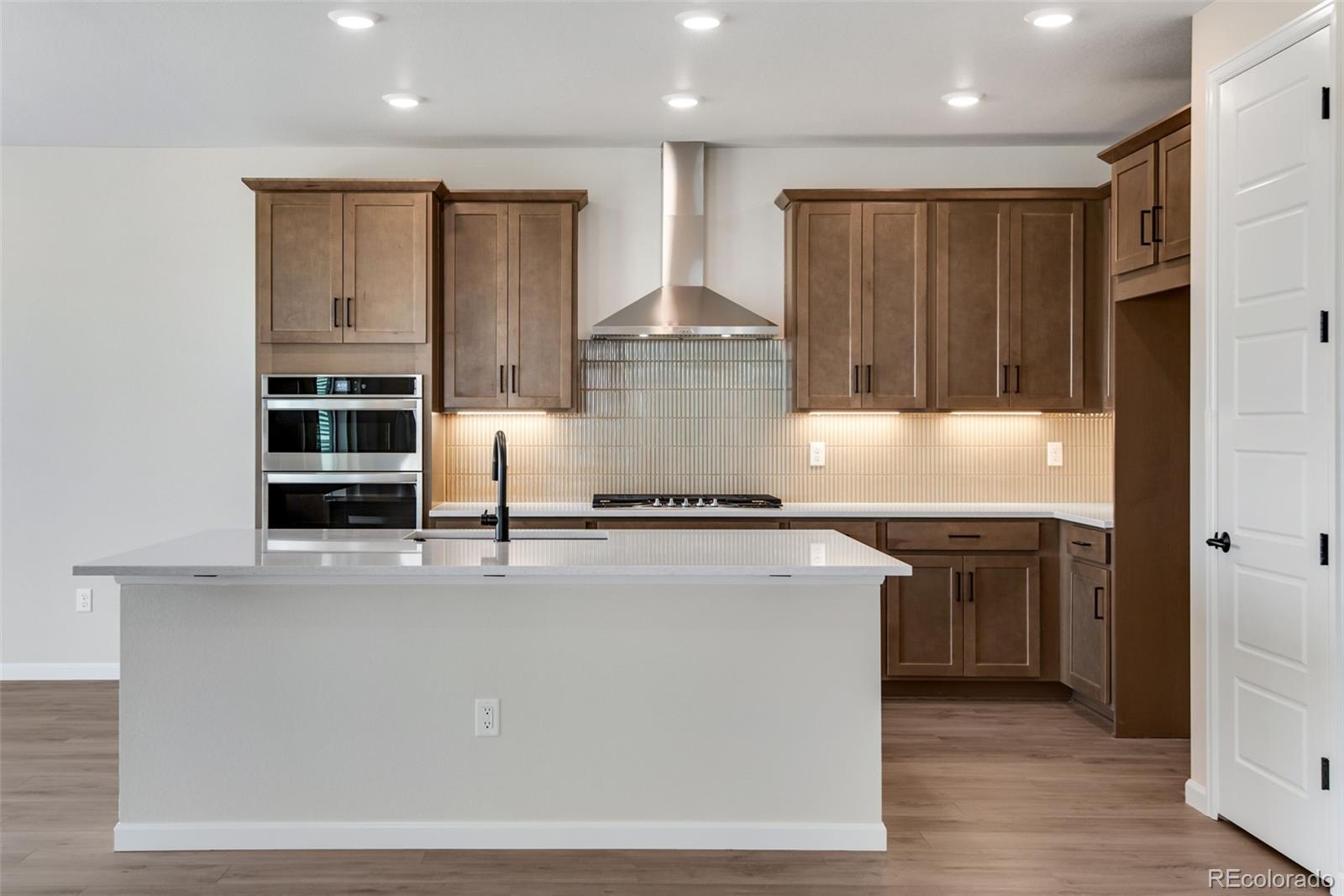8644  Arriba Drive, littleton MLS: 3336072 Beds: 4 Baths: 4 Price: $749,900