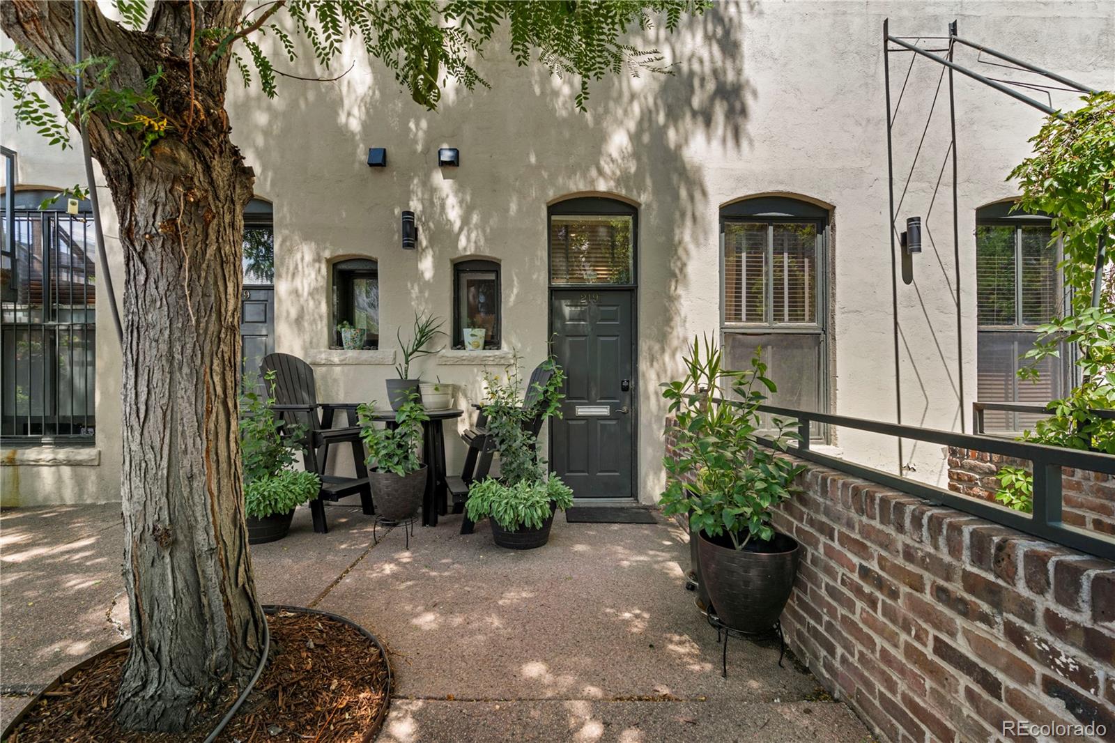 2197  arapahoe street, Denver sold home. Closed on 2024-09-30 for $291,000.