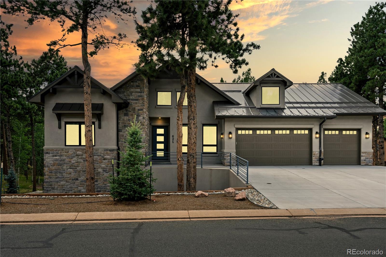 621  skyline drive, Woodland Park sold home. Closed on 2024-09-09 for $1,045,000.