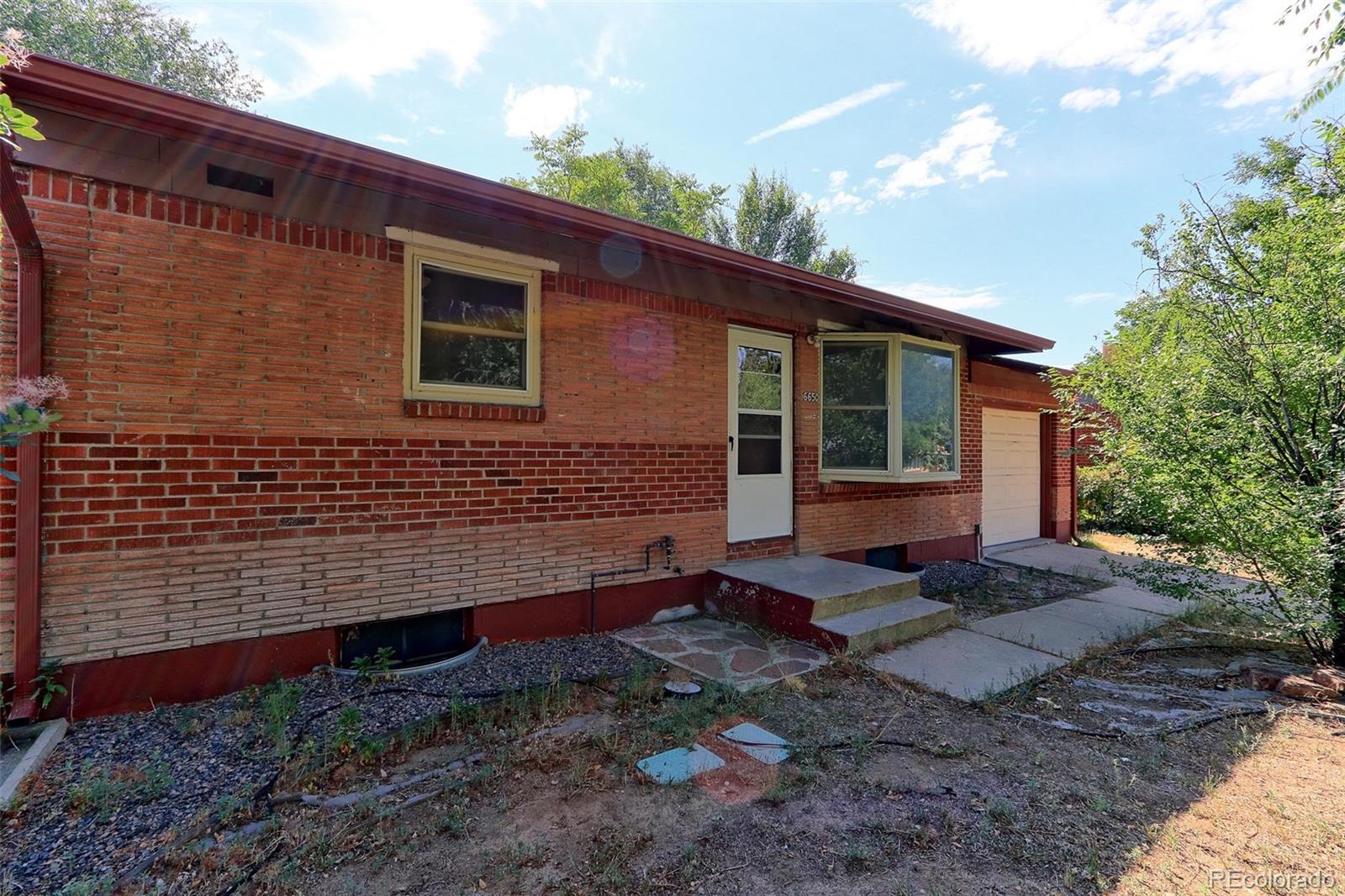 6650  Newport Street, commerce city MLS: 7429325 Beds: 3 Baths: 2 Price: $300,000