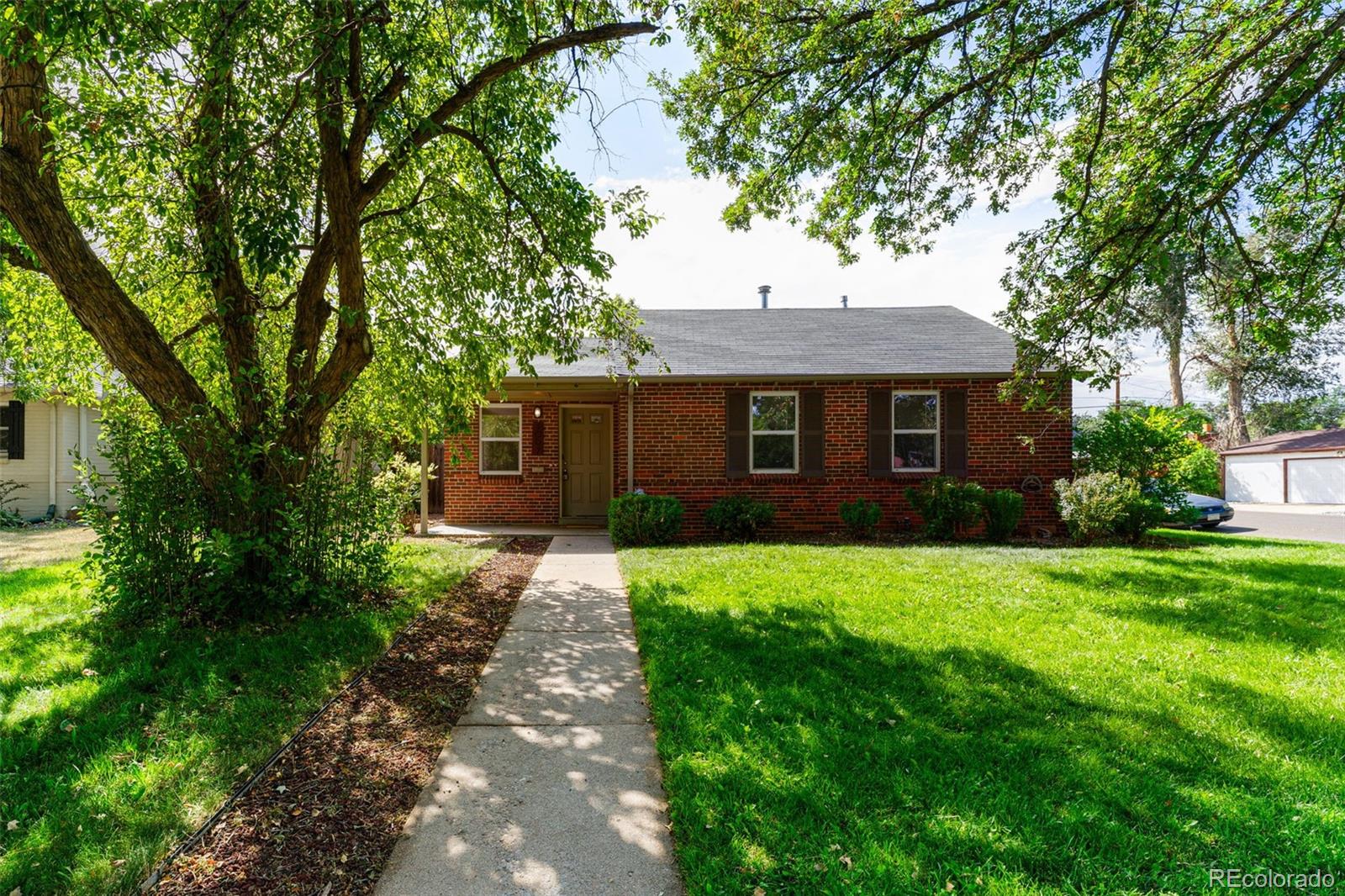 1097  Leyden Street, denver MLS: 4482367 Beds: 3 Baths: 2 Price: $575,000