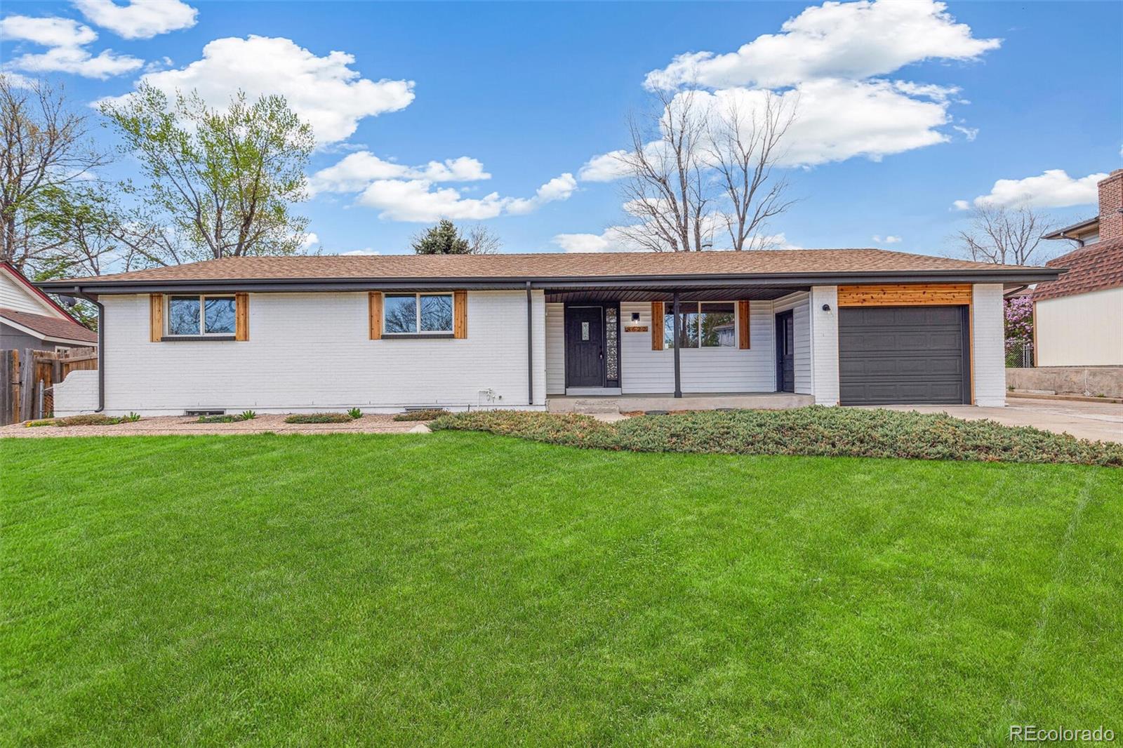 8622 W Warren Lane, lakewood MLS: 3835461 Beds: 4 Baths: 3 Price: $679,000