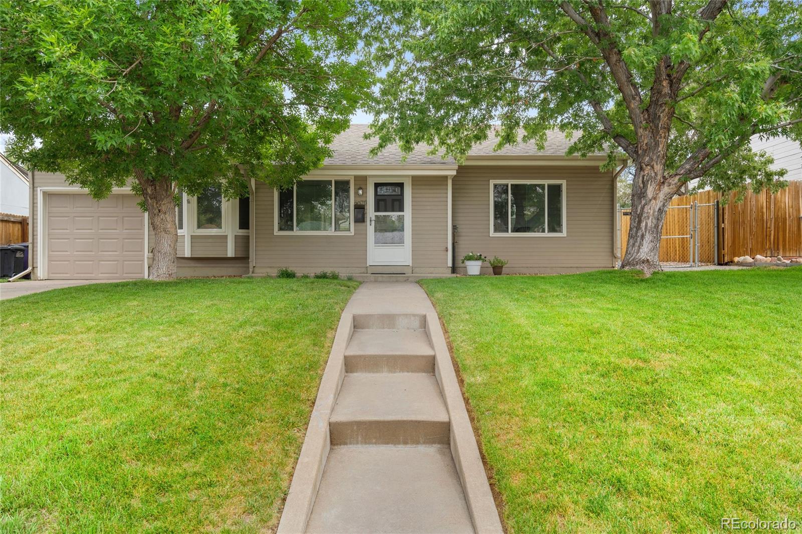 3076 S Grape Way, denver MLS: 8055526 Beds: 3 Baths: 2 Price: $495,000