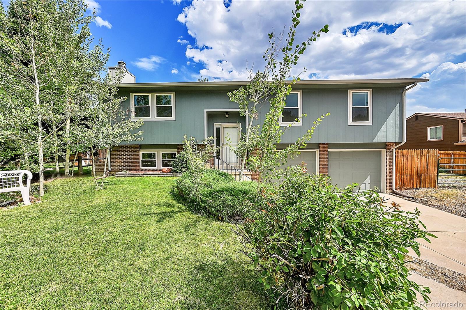 982  Oakwood Drive, castle rock MLS: 4286821 Beds: 3 Baths: 2 Price: $549,000