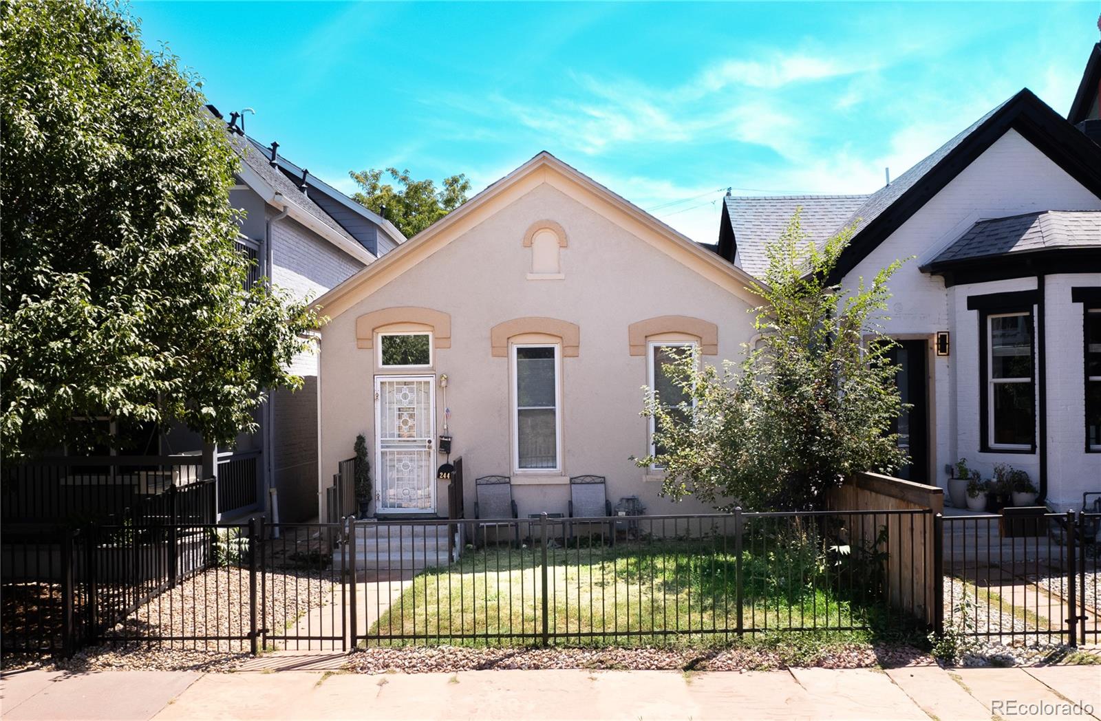 2446  Tremont Place, denver MLS: 4503067 Beds: 2 Baths: 1 Price: $400,000