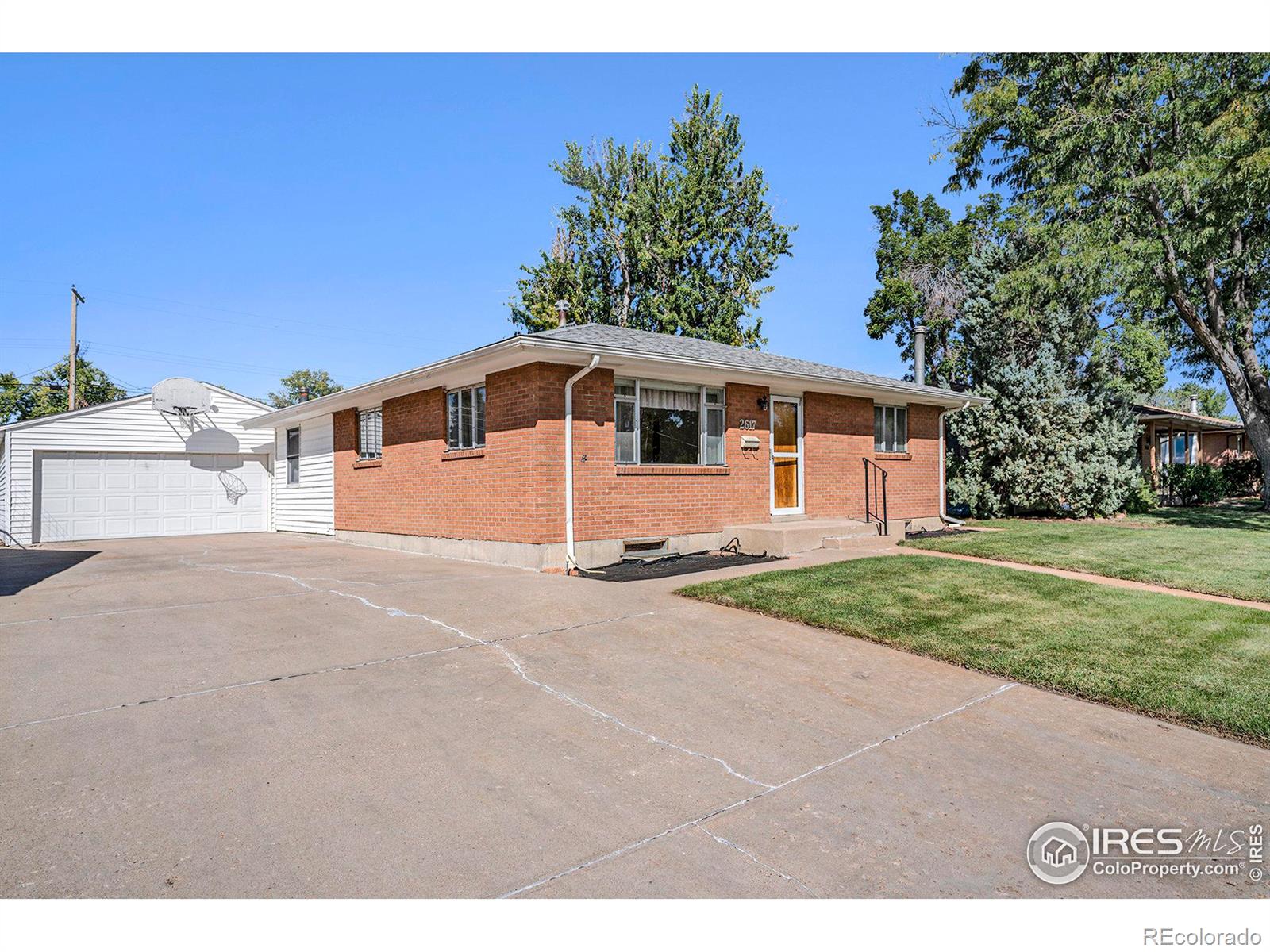 2617  14th Ave Ct, greeley MLS: 4567891019093 Beds: 3 Baths: 2 Price: $385,000