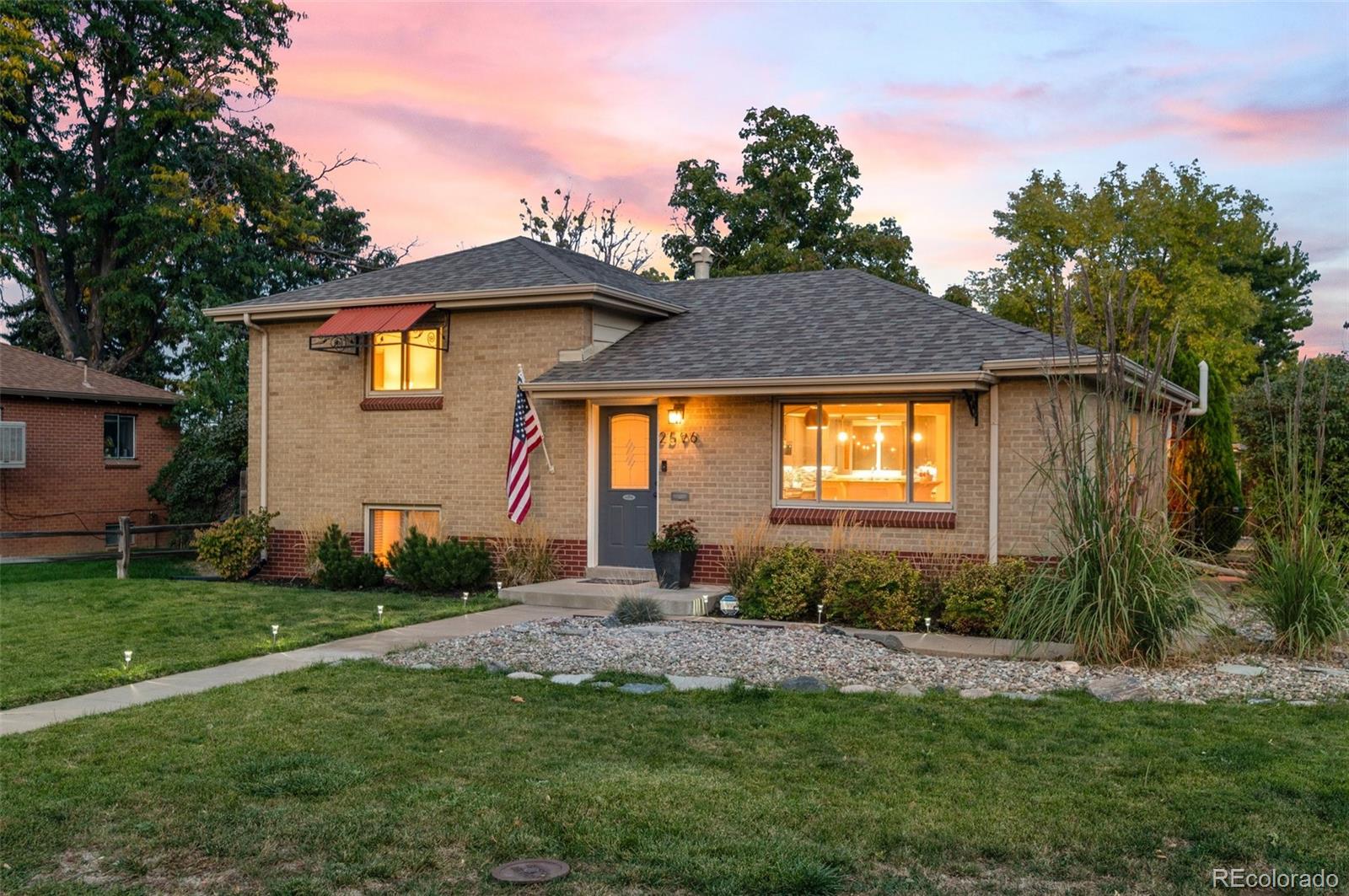 2596 s uno way, Denver sold home. Closed on 2024-11-14 for $565,000.