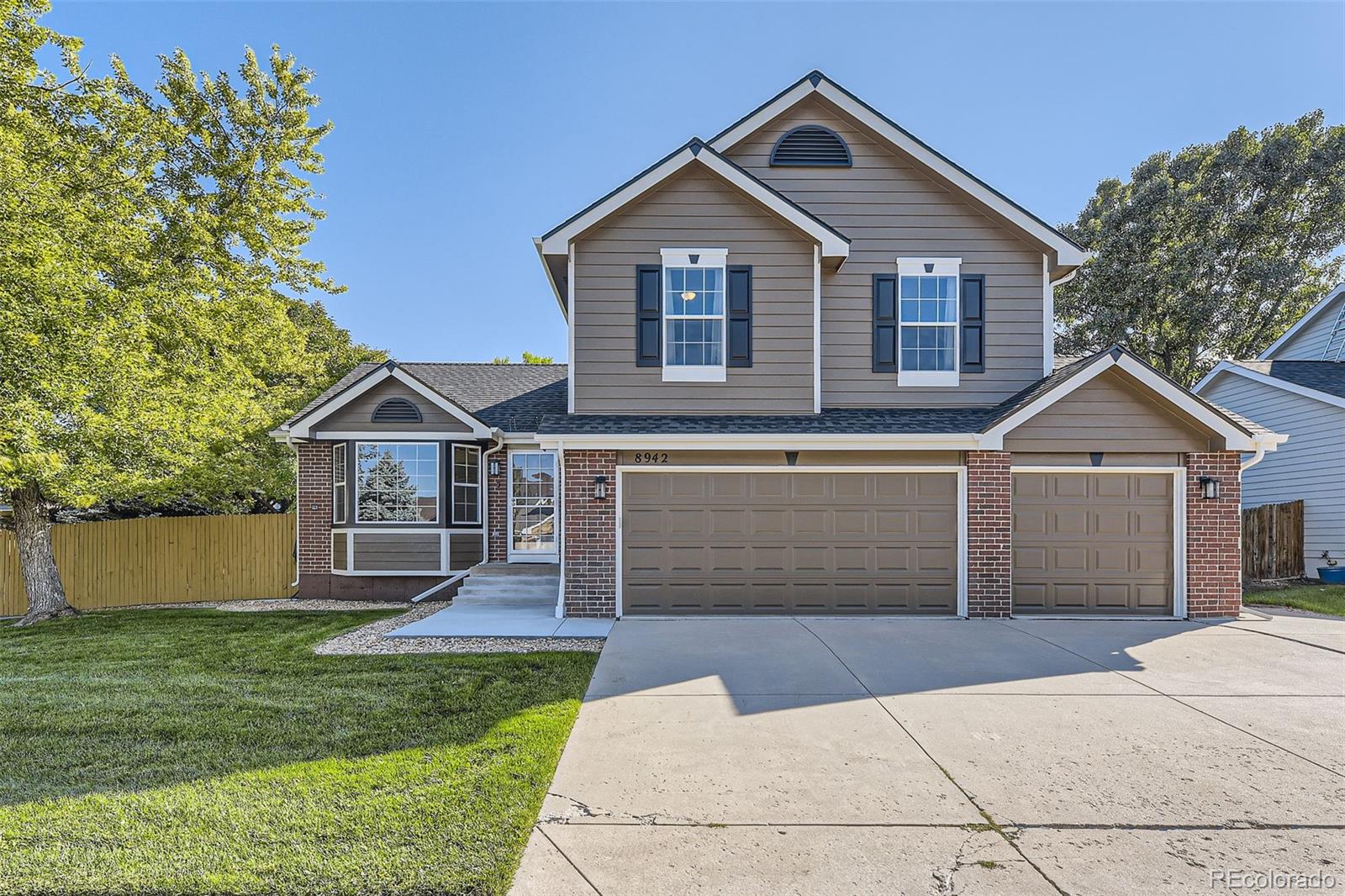 8942 W Lake Drive, littleton MLS: 6452474 Beds: 4 Baths: 4 Price: $689,000