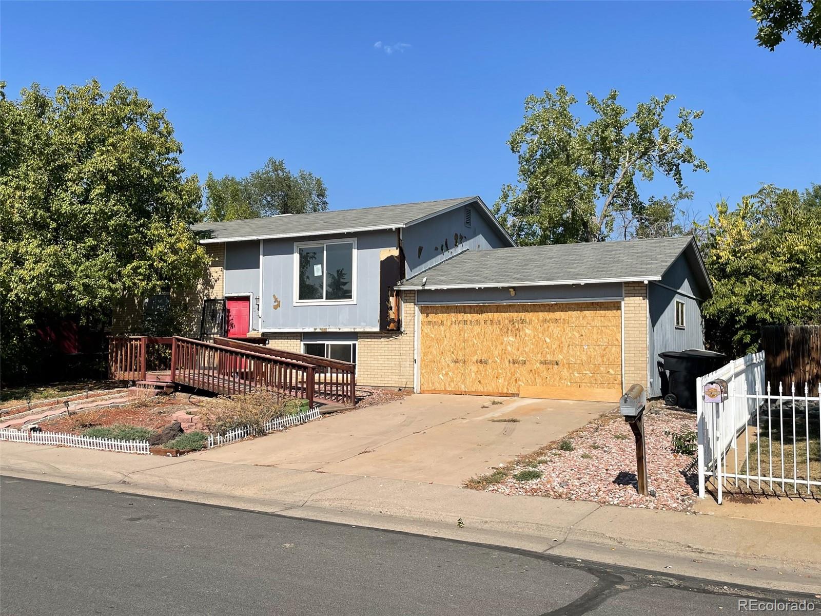 3667 E 112th Place, thornton MLS: 3808778 Beds: 4 Baths: 2 Price: $325,000