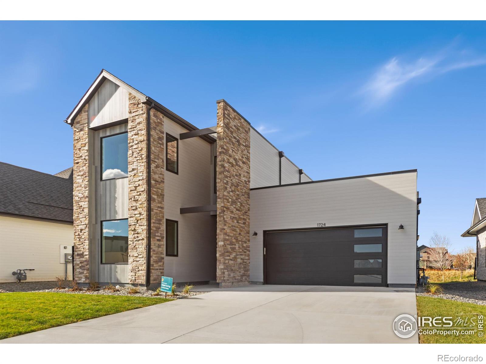 1724  Barefoot Drive, windsor MLS: 4567891022013 Beds: 4 Baths: 3 Price: $759,900
