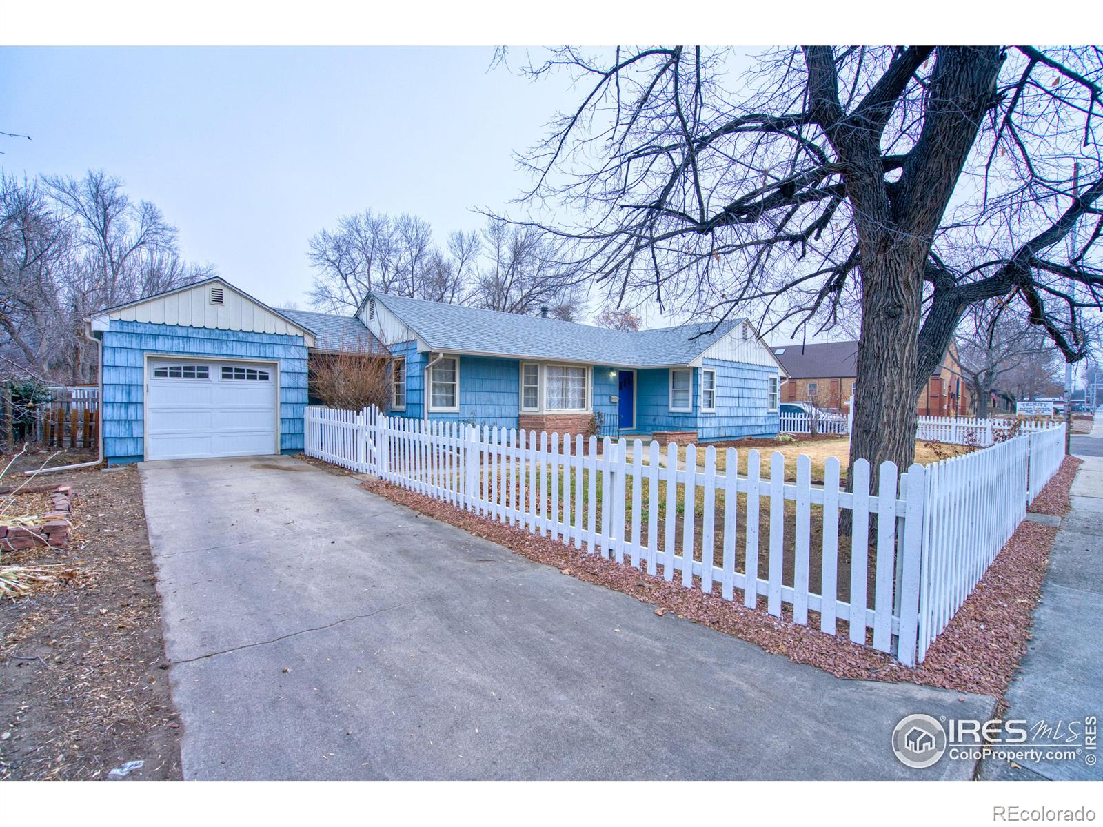 202  9th Avenue, longmont MLS: 4567891023817 Beds: 3 Baths: 2 Price: $450,000