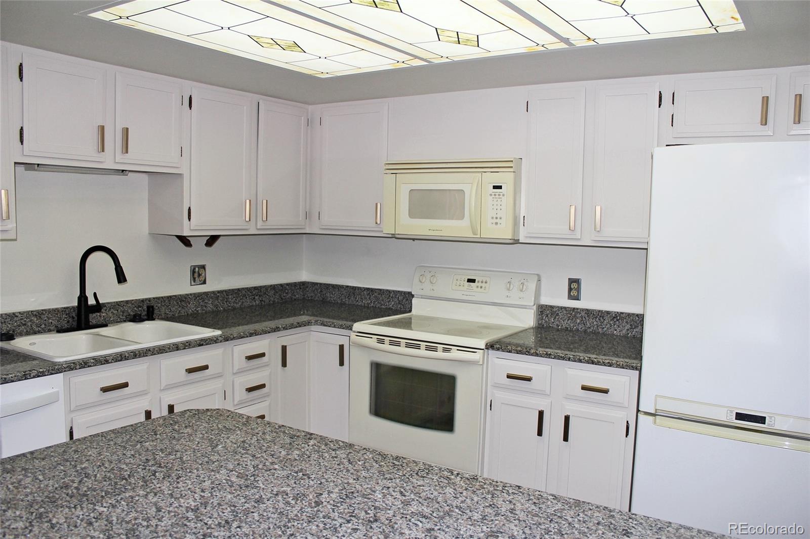 Heather Gardens Aurora Condo / Townhome | MLS #: 592899713952 E Marina Drive 304, Aurora Beds: 2 Baths: 2 Price: $230,000