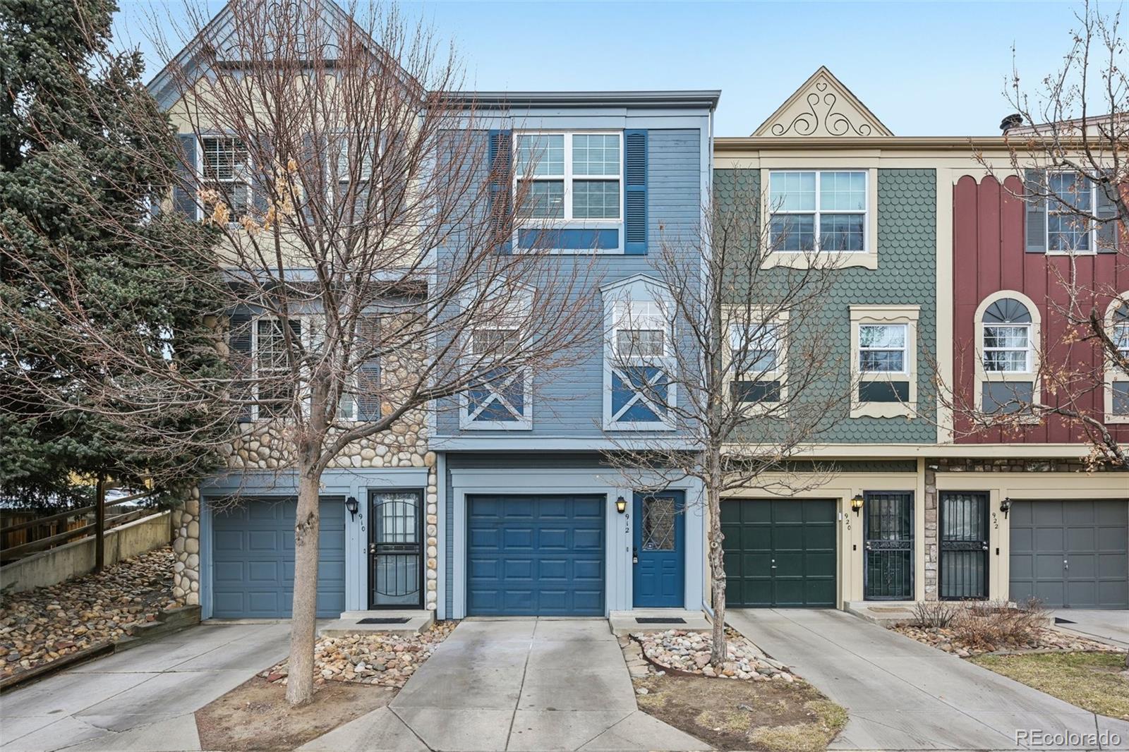 912 S Paris Court, aurora MLS: 2690967 Beds: 2 Baths: 3 Price: $325,000