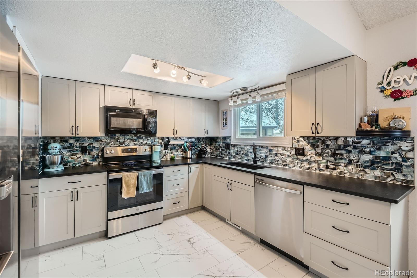 2166  Chelsea Drive, loveland MLS: 8571096 Beds: 4 Baths: 4 Price: $494,994