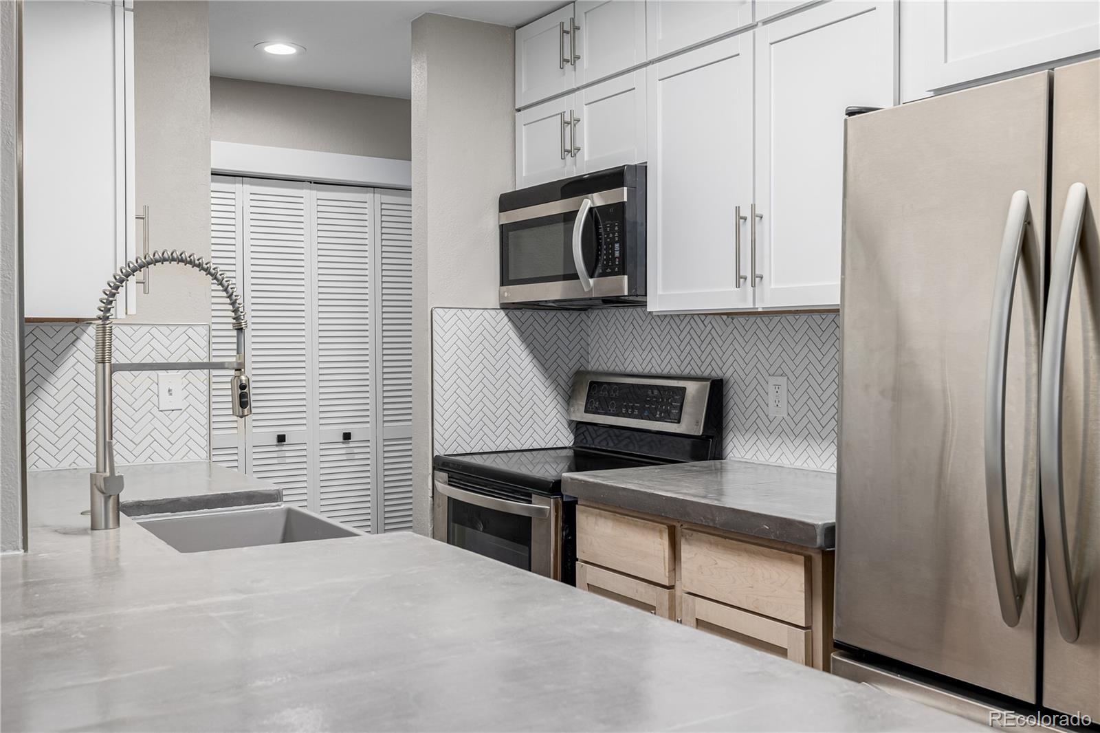 230 e highline circle, Centennial sold home. Closed on 2025-05-16 for $252,000.