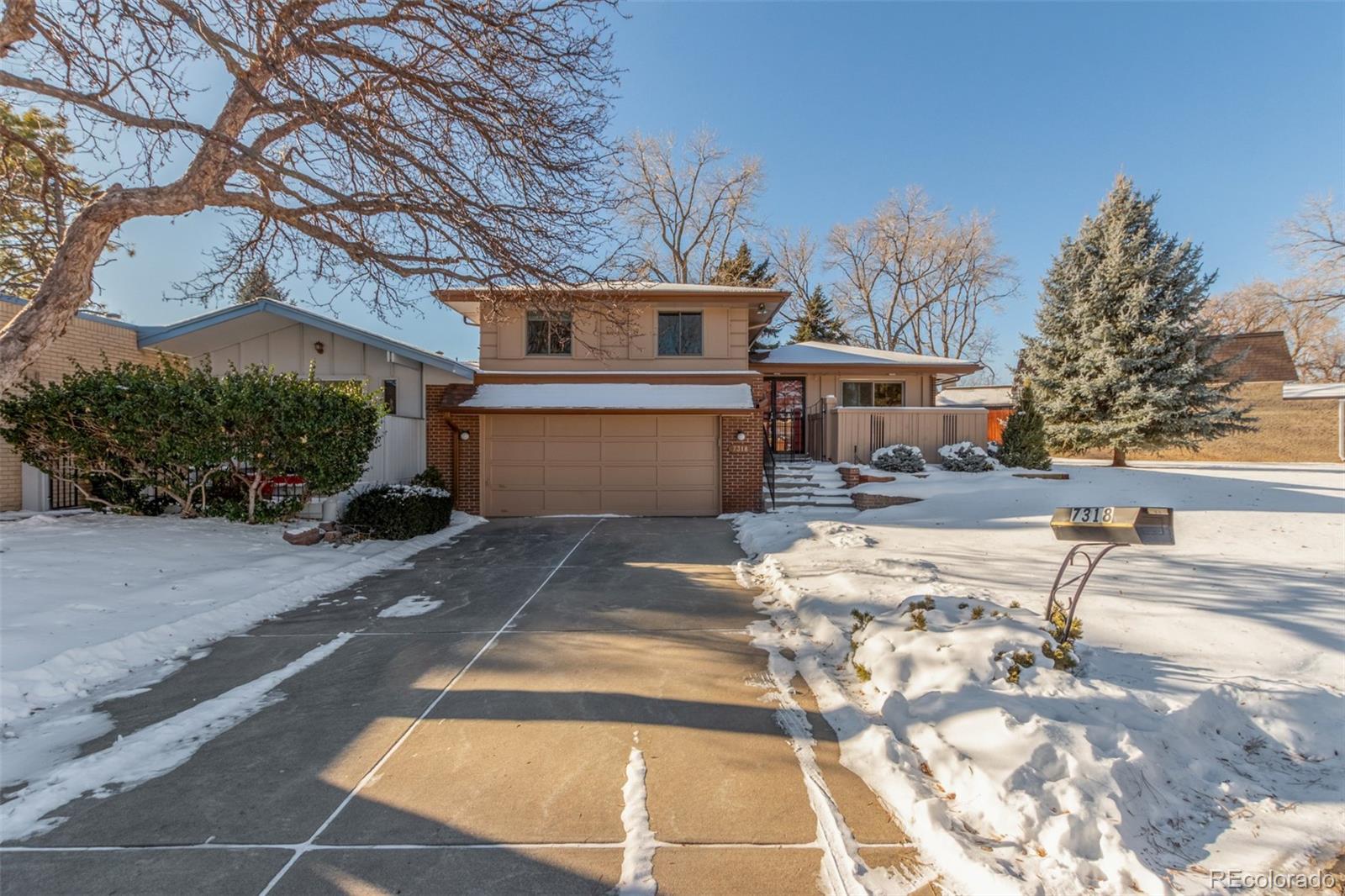 7318 W Cedar Circle, lakewood MLS: 2039427 Beds: 3 Baths: 2 Price: $499,000