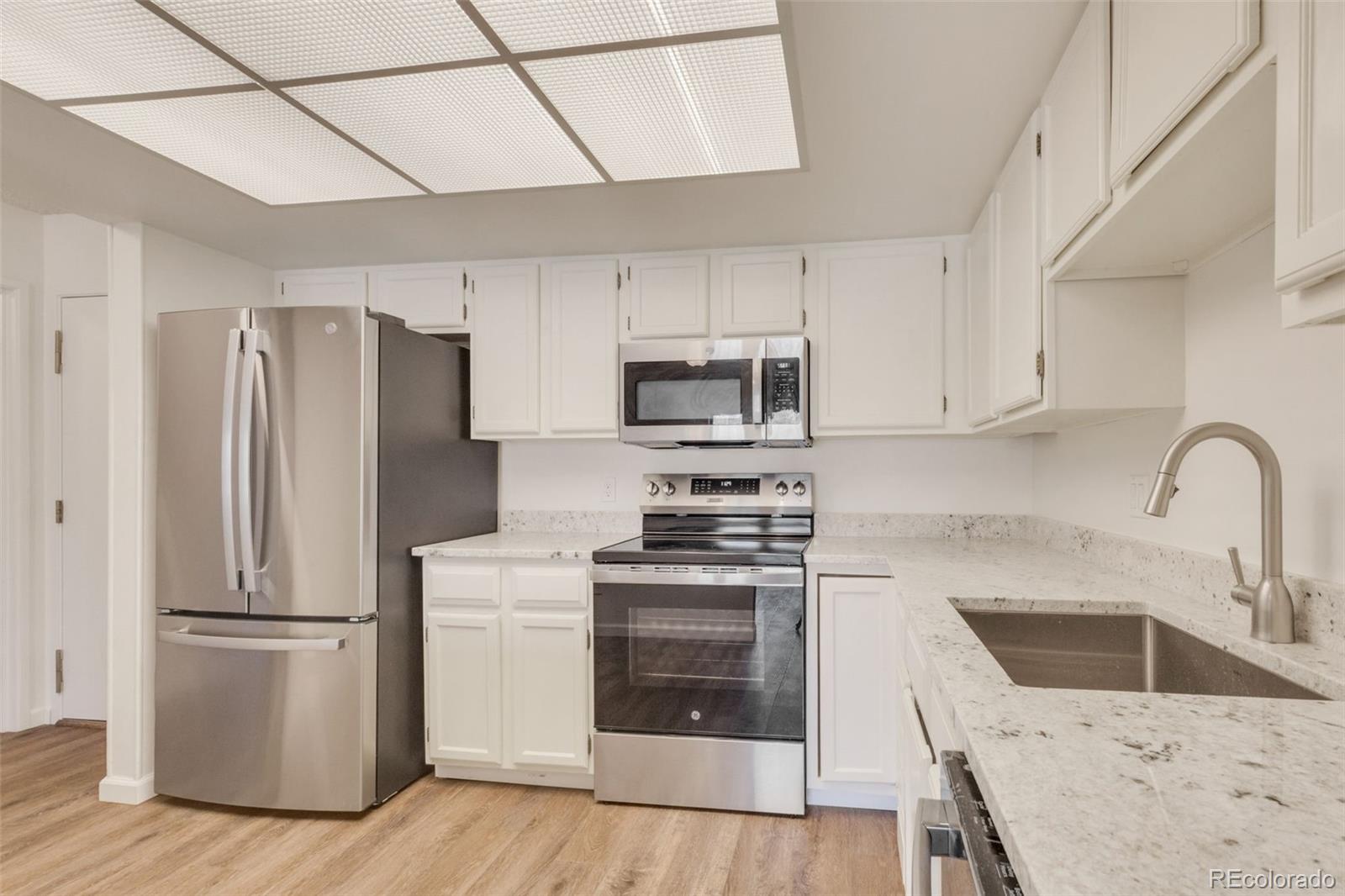 Heather Gardens Aurora Condo / Townhome | MLS #: 778051113992 E Marina Drive 109, Aurora Beds: 2 Baths: 2 Price: $249,000