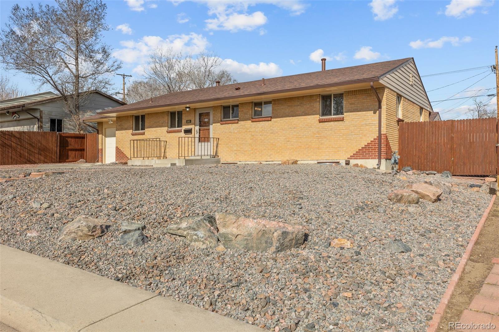 1001  Dakin Street, denver MLS: 1539314 Beds: 5 Baths: 3 Price: $499,000