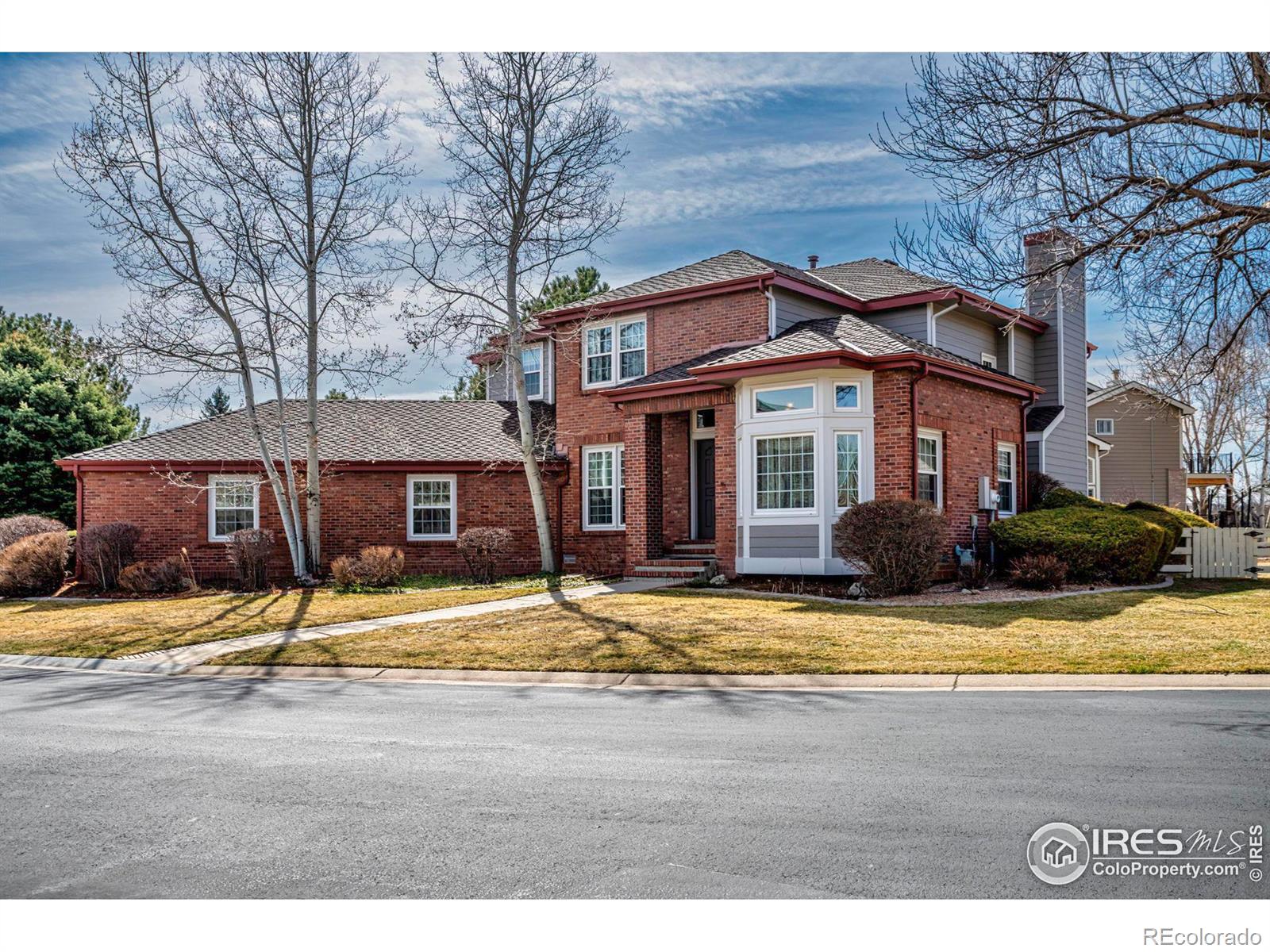 664  Manorwood Lane, louisville MLS: 4567891028240 Beds: 4 Baths: 3 Price: $1,249,000