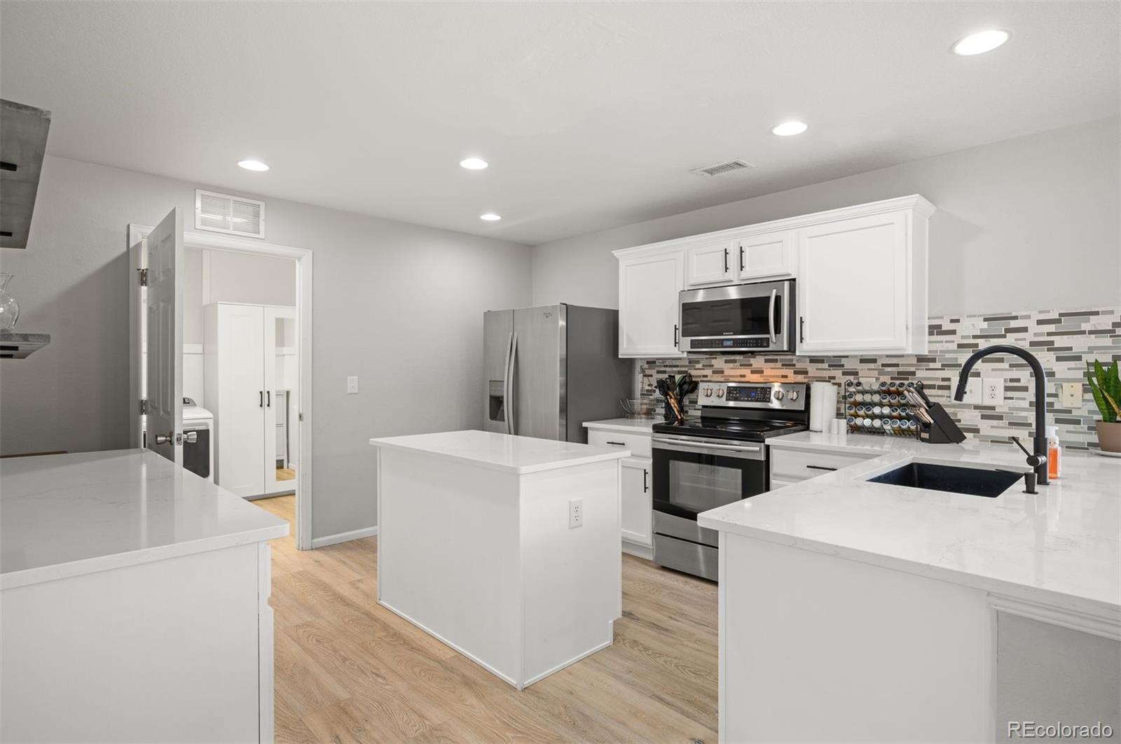 1918  Hogan Court, castle rock MLS: 2626620 Beds: 3 Baths: 3 Price: $575,000