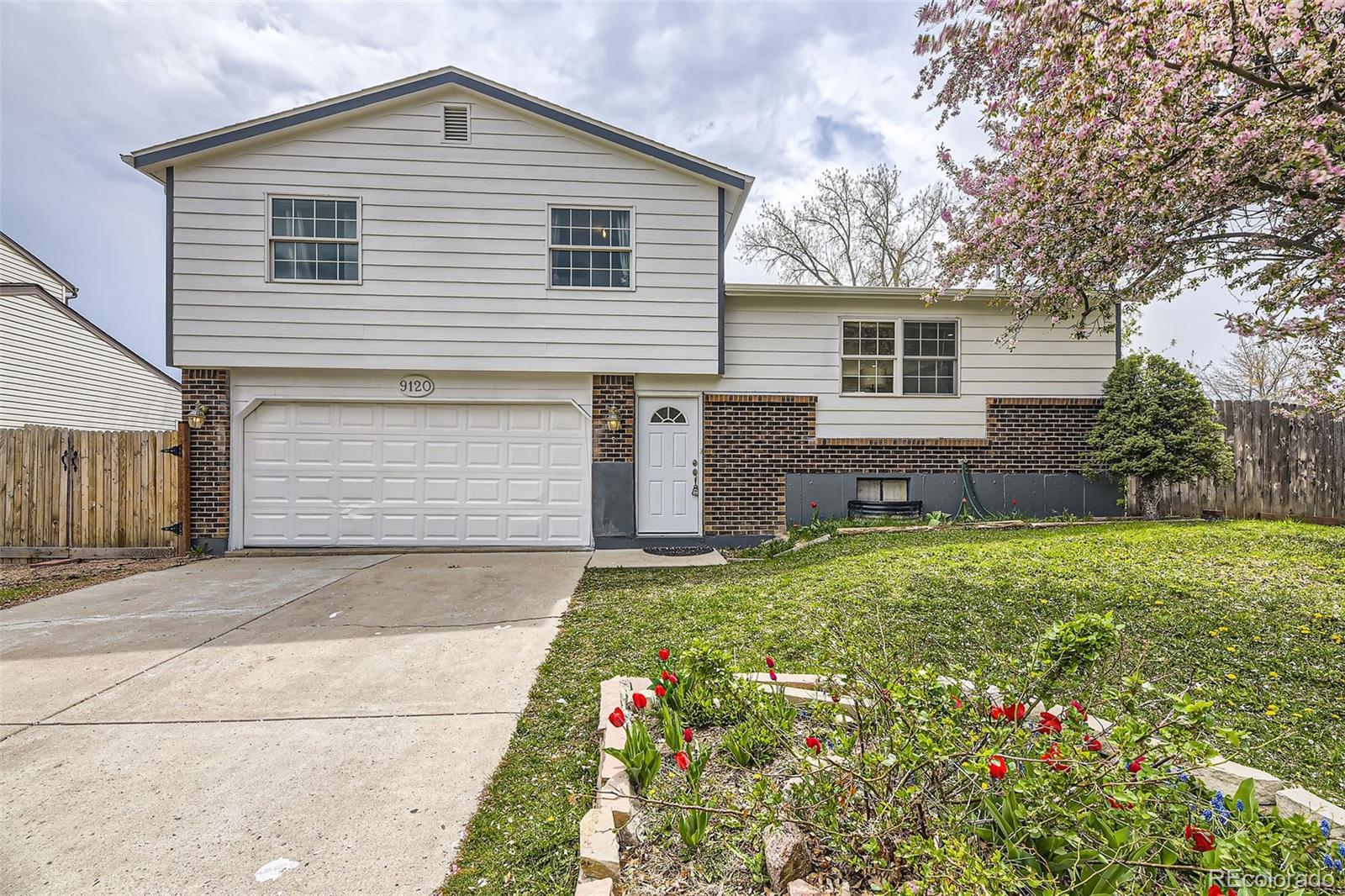 9120 W Bellwood Place, littleton MLS: 8180554 Beds: 4 Baths: 2 Price: $564,900