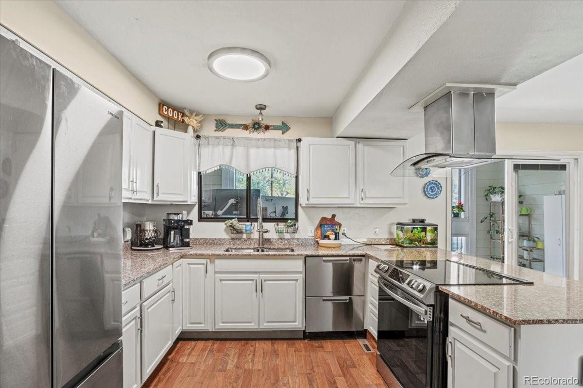 5512 S Greenwood Street , Littleton  MLS: 5369547 Beds: 3 Baths: 3 Price: $499,000