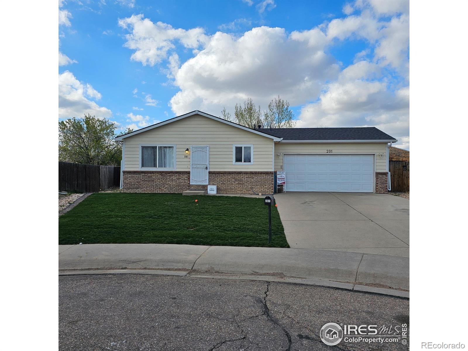 201 E 21st St Rd, greeley MLS: 4567891028856 Beds: 4 Baths: 2 Price: $389,895