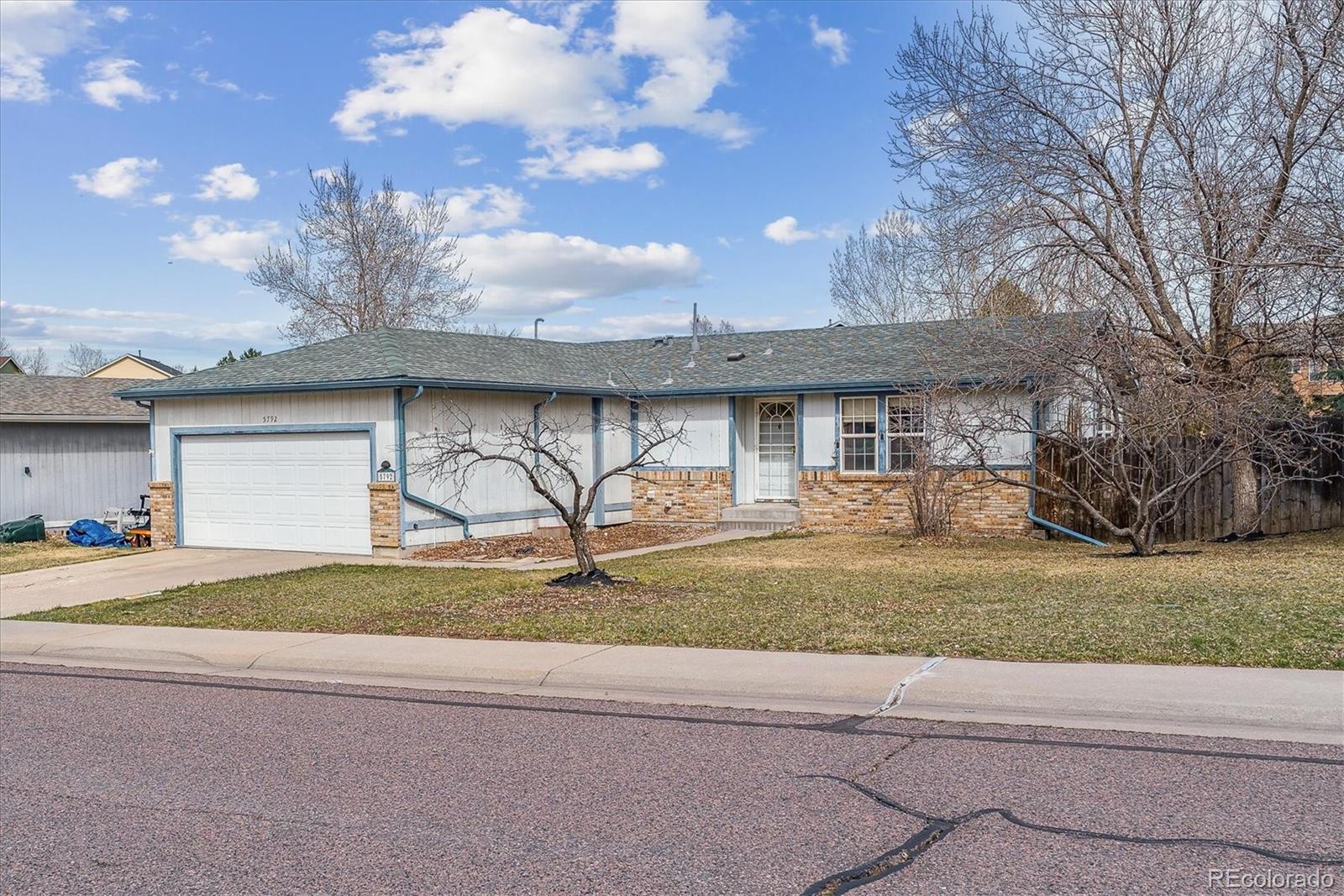 5792 S Quemoy Circle, centennial MLS: 5052563 Beds: 4 Baths: 2 Price: $349,900