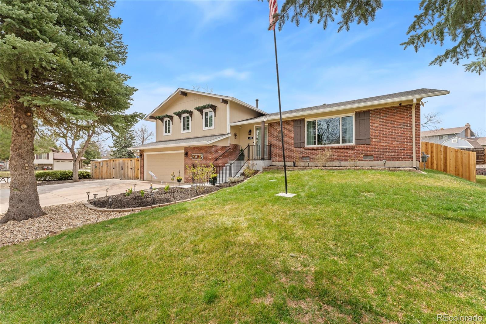 593 S Everett Court, lakewood MLS: 8794095 Beds: 4 Baths: 3 Price: $738,500