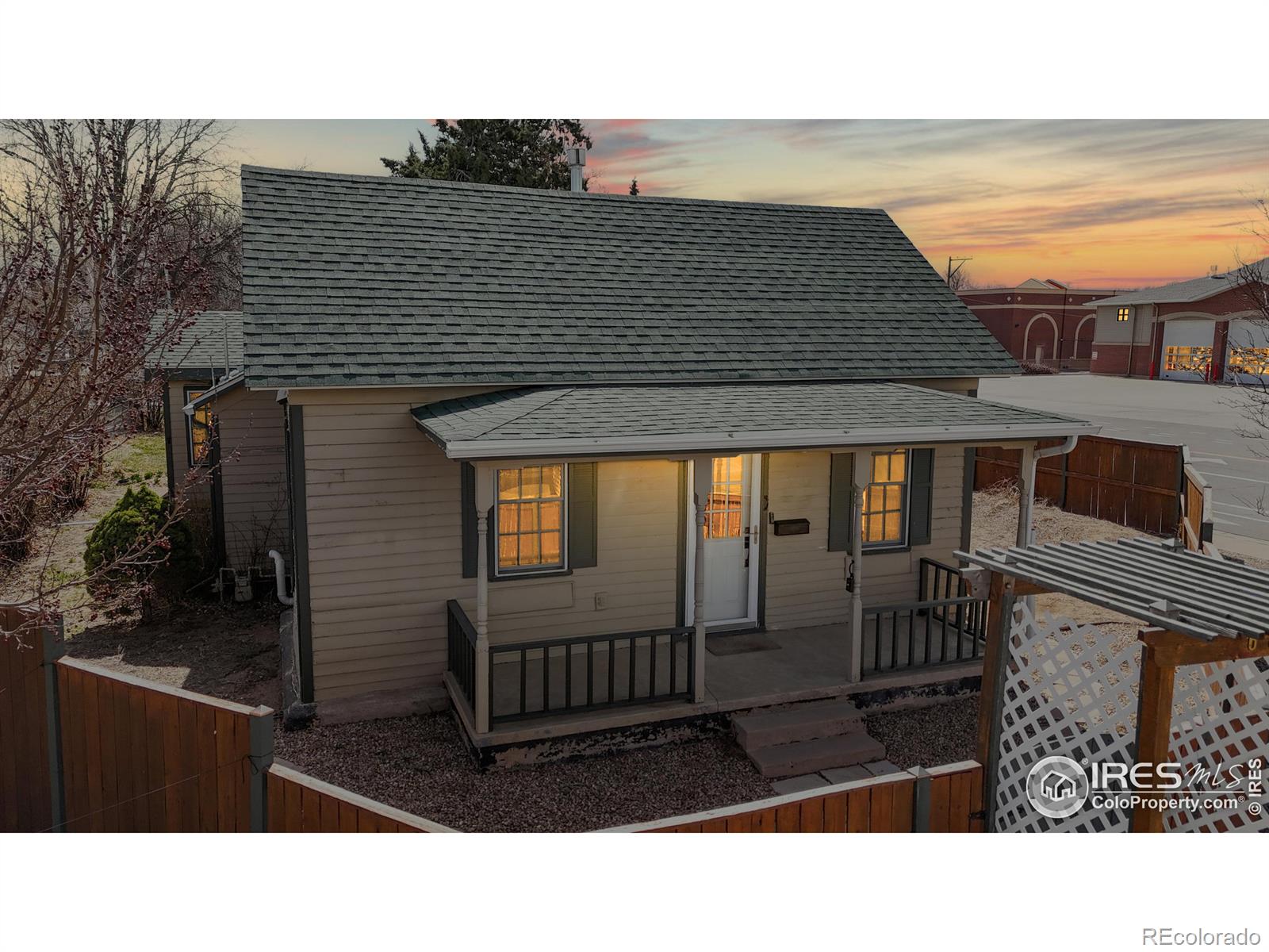 631  Ash Street, windsor MLS: 4567891029118 Beds: 2 Baths: 1 Price: $400,000
