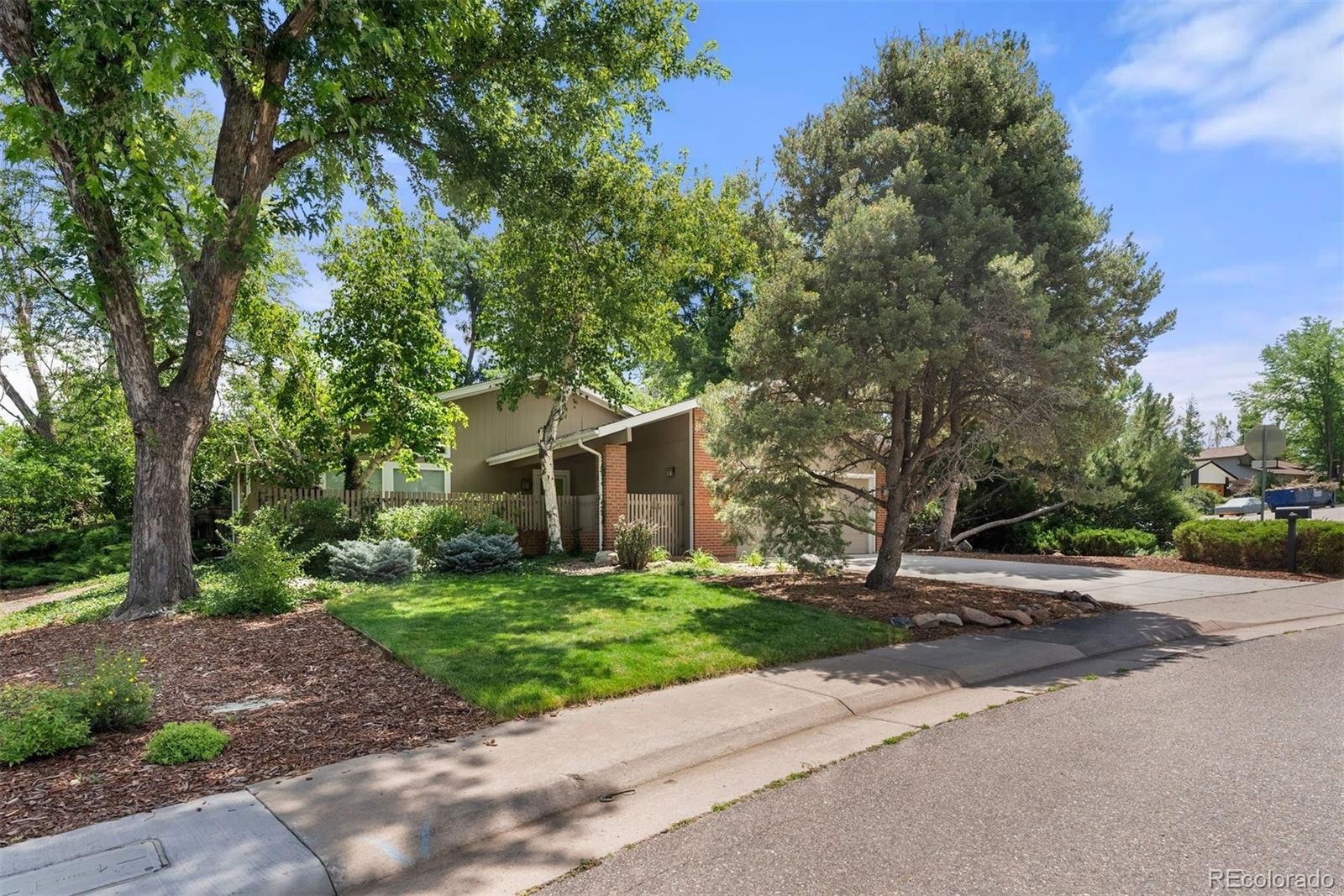 6016 S Monaco Way, centennial MLS: 9273057 Beds: 4 Baths: 3 Price: $925,000