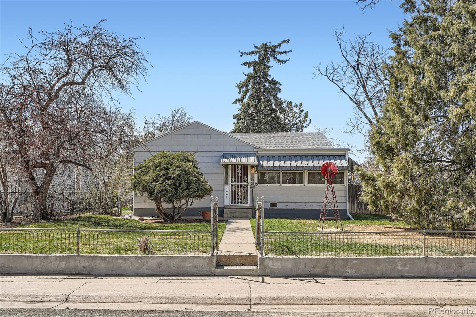 1997  Newark Street, aurora MLS: 6290077 Beds: 5 Baths: 2 Price: $419,000