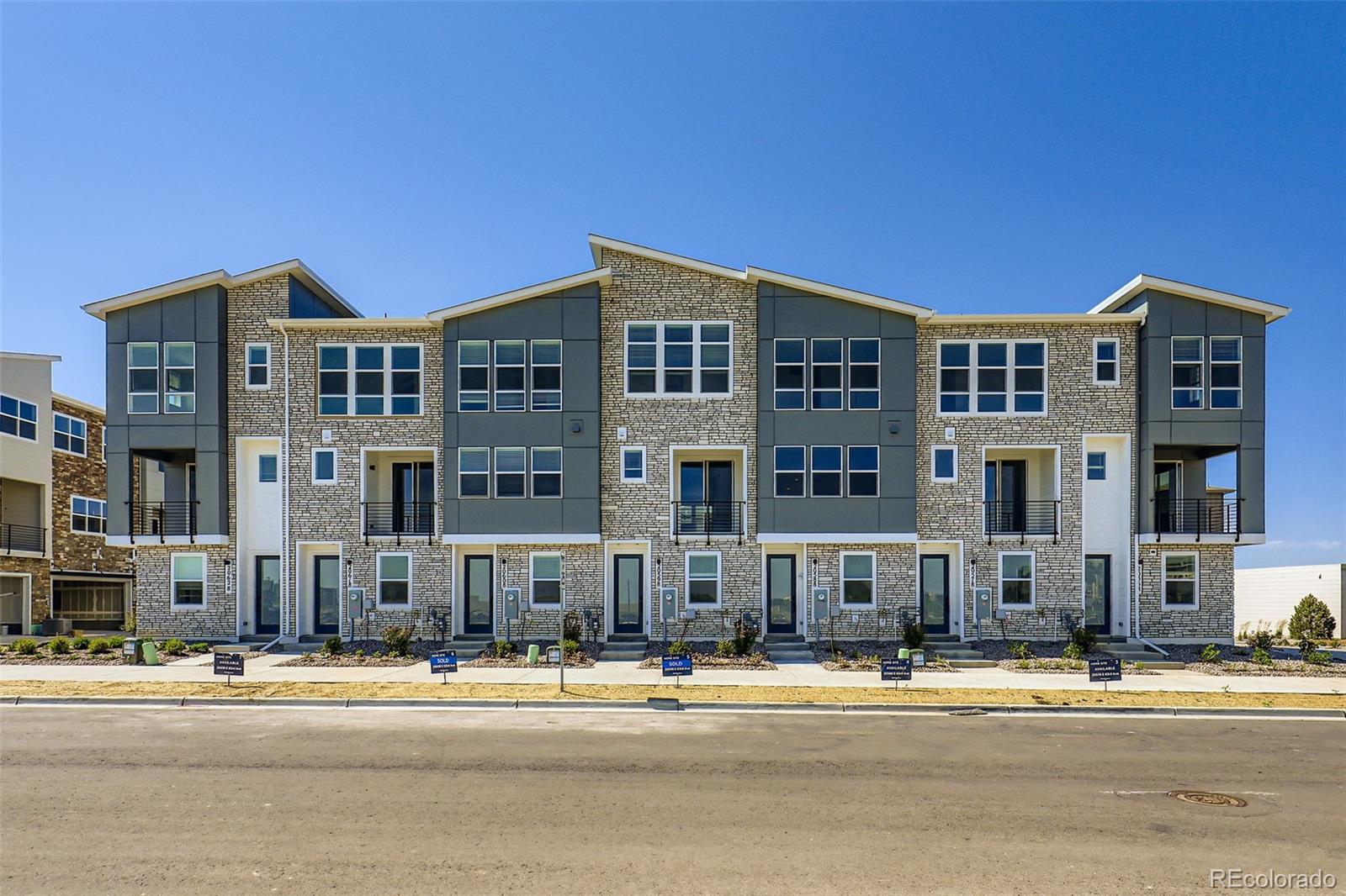 Painted Prairie Aurora Condo / Townhome | MLS #: 427143320578 E 63rd Avenue , Aurora Beds: 2 Baths: 3 Price: $419,000