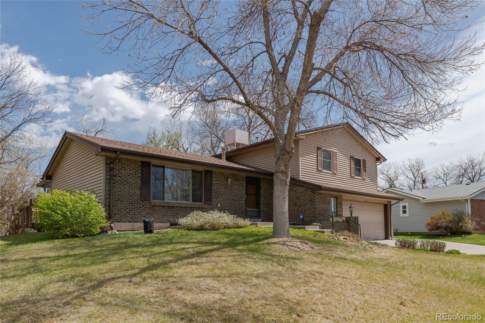 1275 W Hinsdale Drive, littleton MLS: 3261543 Beds: 3 Baths: 3 Price: $645,000